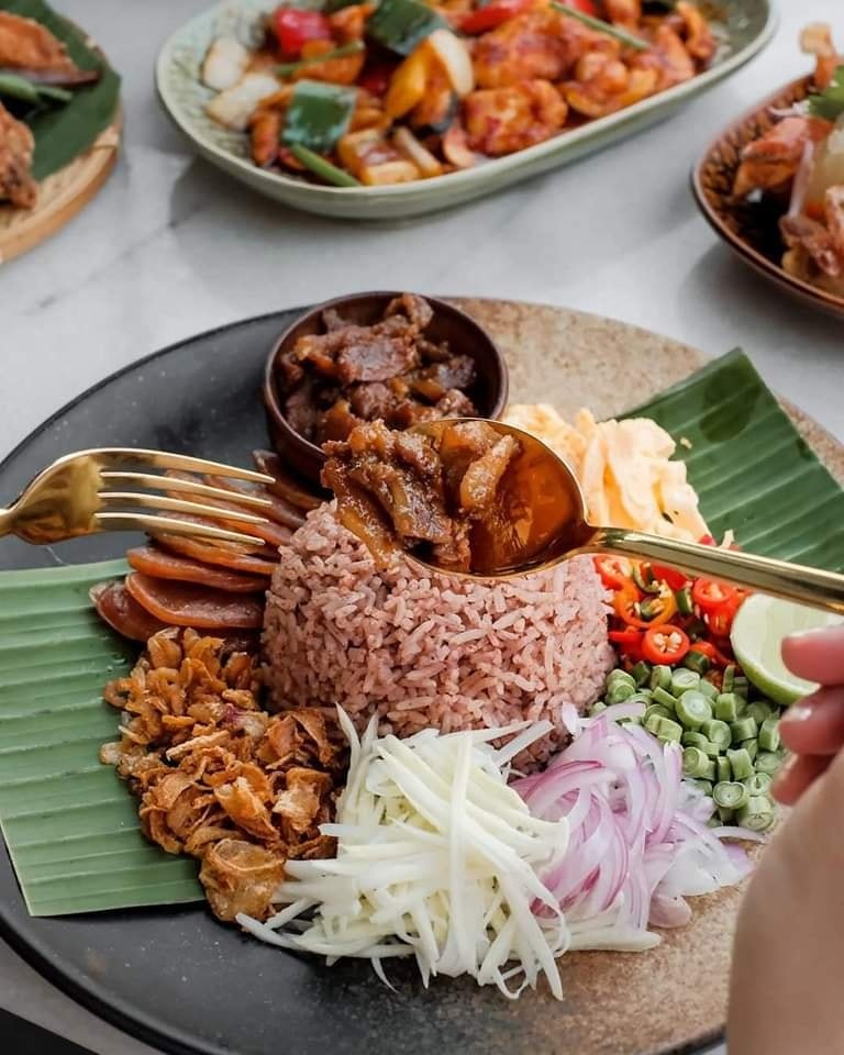 บ้านสวย ในสวน, Siam Brasserie , The Treehouse Nongchok, Natura Cafe, BaanNaiSuan Cafe&Yoga, Patom, Portobello & Désiré, ครัวบ้านสวนสุวรรณ, ร้านอาหารฐิตารีย์ สวนรถไฟ จตุจักร, บ้านสวน อบอวลรัก