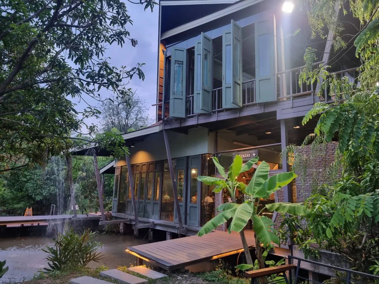 บ้านสวย ในสวน, Siam Brasserie , The Treehouse Nongchok, Natura Cafe, BaanNaiSuan Cafe&Yoga, Patom, Portobello & Désiré, ครัวบ้านสวนสุวรรณ, ร้านอาหารฐิตารีย์ สวนรถไฟ จตุจักร, บ้านสวน อบอวลรัก