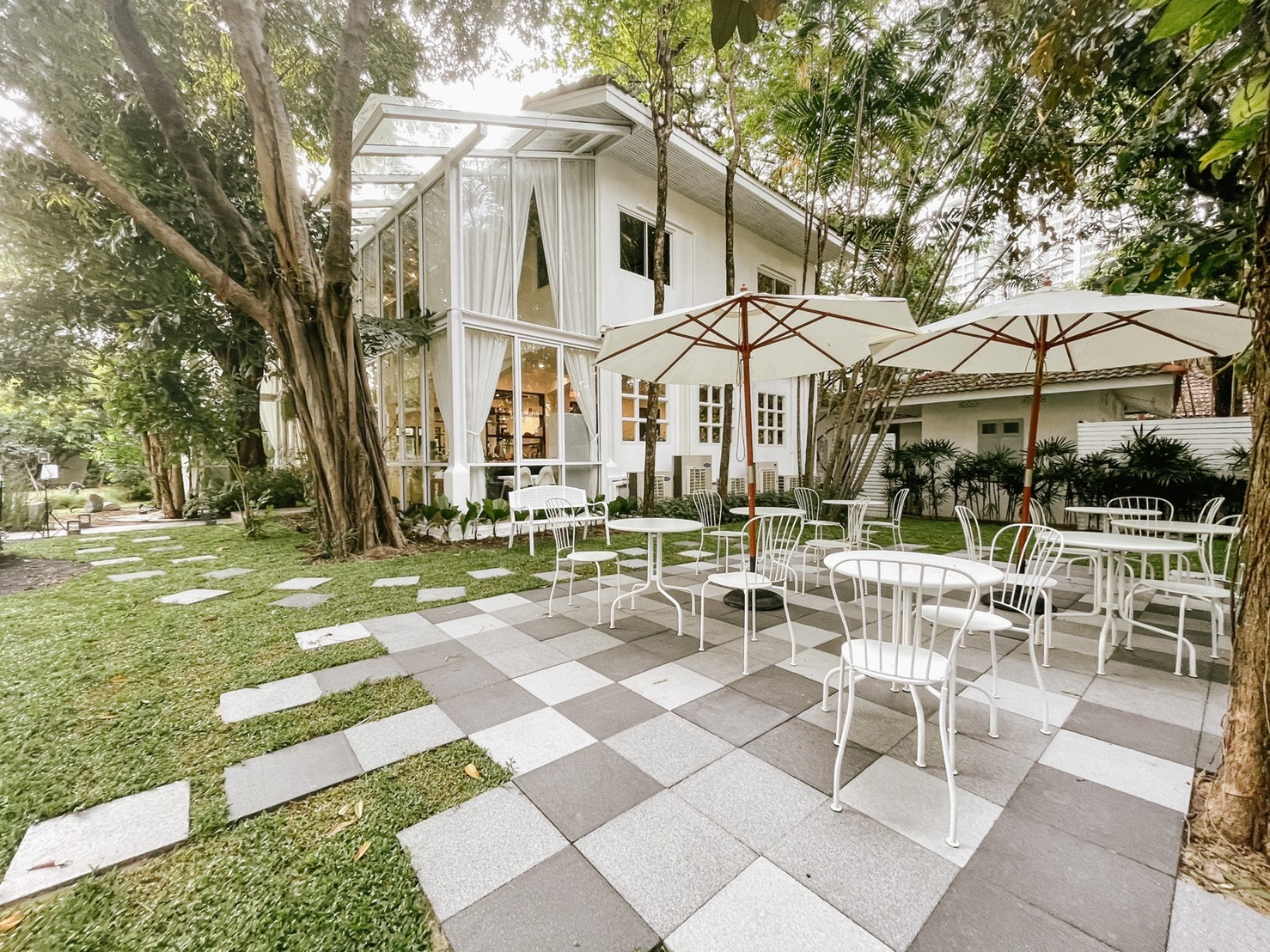 บ้านสวย ในสวน, Siam Brasserie , The Treehouse Nongchok, Natura Cafe, BaanNaiSuan Cafe&Yoga, Patom, Portobello & Désiré, ครัวบ้านสวนสุวรรณ, ร้านอาหารฐิตารีย์ สวนรถไฟ จตุจักร, บ้านสวน อบอวลรัก