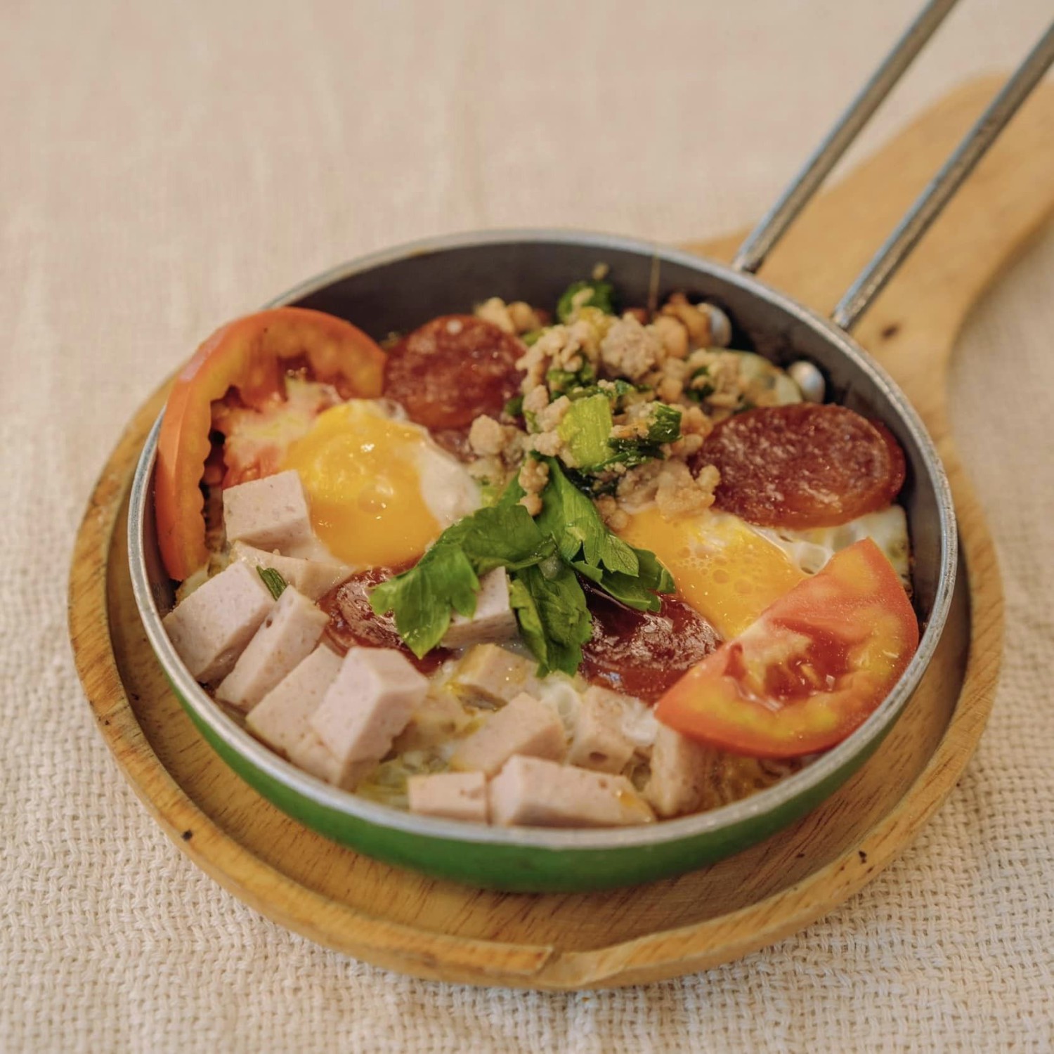 อิ่มเอิบแหนมเนือง, แอมเฮือง อาหารเวียตนาม, M.J. แหนมเนือง หนองคาย พลับพลาชัย, Arunee Cuisine, เชิญตะวัน, คำม่วน แหนมเนือง, สาขาหทัยราษฏร์, บ้านเวียดนาม คลอง4, Winner House, Pho Van, พี่หยองแหนมเนือง, วิลลี่แหนมเนือง Delivery, So Saigon เมืองทองธานี, กรีน แหนมเนือง, Saigon Recipe, Eat Viet, ครัวเมืองเว้ ลาว-ญวน, แหนมเนืองลับแล, แหนมเนืองคุณอ้อ, ลองดู, SAIGON VIETNAMESE RESTAURANT, โรงแรม ASIA HOTEL, VT แหนมเนือง, สาขาพระราม9, MJ แหนมเนืองอาหารเวียดนาม-อีสาน ทวีวัฒนา, ยัมมี่ แหนมเนือง เซ็นจูรี่ อ่อนนุช, Thuyền, แหนมเนืองนายช่าง Delivery