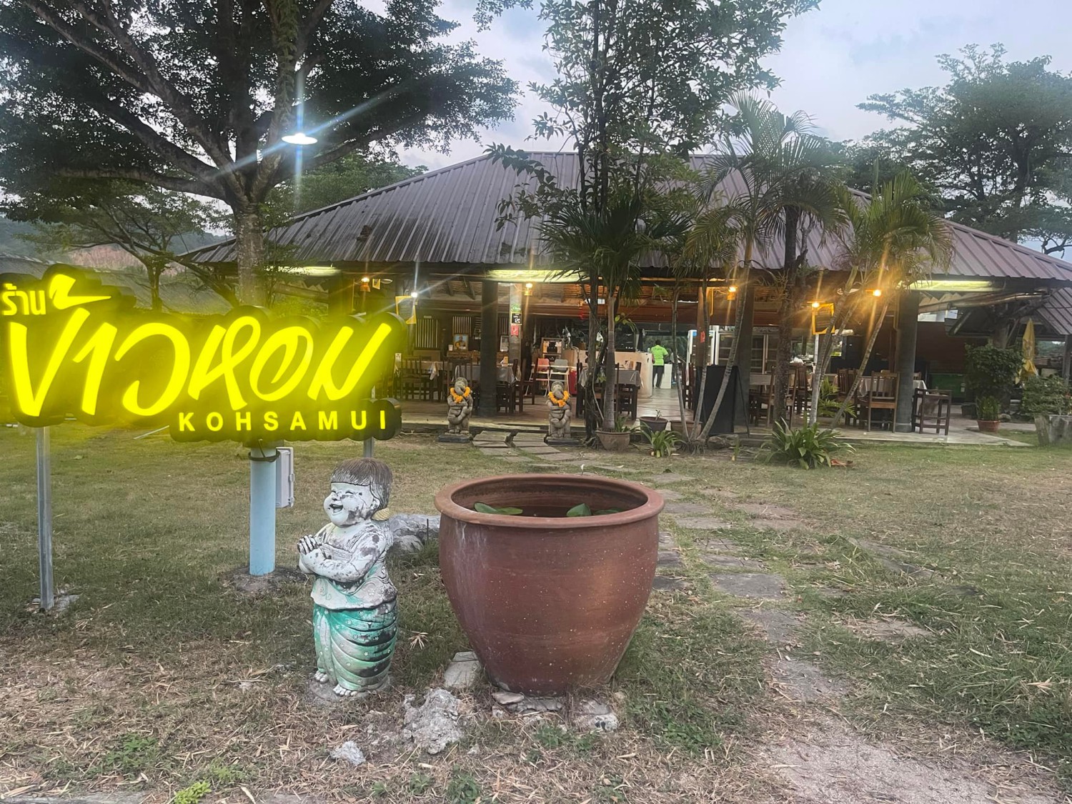 บ้านสวนลุงไข่, พี่เชษฐ์, Sawasdee-CuP Samui, ร้านอาหารข้าวหอม เกาะสมุย, ครัวชาวบ้าน, ท่าเรือสมุยซีฟู้ด, เสบียงเล, Mira Serene, โกเซ้ง เกาะสมุย, ครัวเสวยสมุย, The Roof Samui, มิสสมุย, Jam restaurant