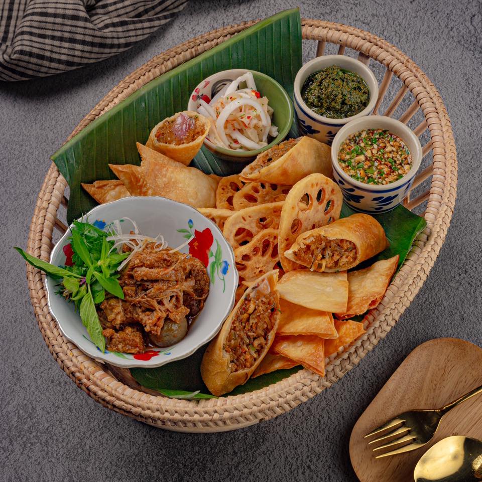 เฮือนขันโตก ขนมจีน บ้านน้ำพริก, Mira Cuisine, ถึงเจียงใหม่ คิทเช่น อาหารเหนือ, สบันงา, คุ้มขันโตก, ลำแต๊ๆ, หอมป้อมหอมเป, บ้านขันโตกฮาลาล
