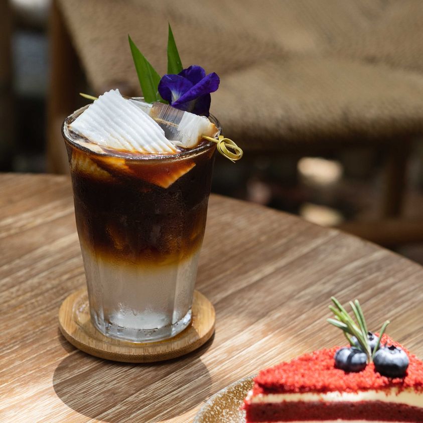 บ้านสวย ในสวน, Siam Brasserie , The Treehouse Nongchok, Natura Cafe, BaanNaiSuan Cafe&Yoga, Patom, Portobello & Désiré, ครัวบ้านสวนสุวรรณ, ร้านอาหารฐิตารีย์ สวนรถไฟ จตุจักร, บ้านสวน อบอวลรัก