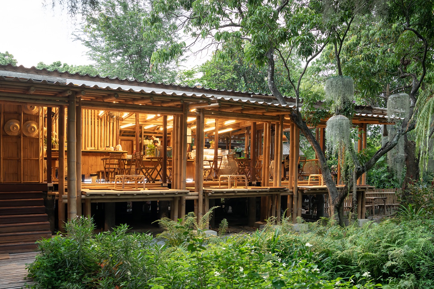 บ้านสวย ในสวน, Siam Brasserie , The Treehouse Nongchok, Natura Cafe, BaanNaiSuan Cafe&Yoga, Patom, Portobello & Désiré, ครัวบ้านสวนสุวรรณ, ร้านอาหารฐิตารีย์ สวนรถไฟ จตุจักร, บ้านสวน อบอวลรัก