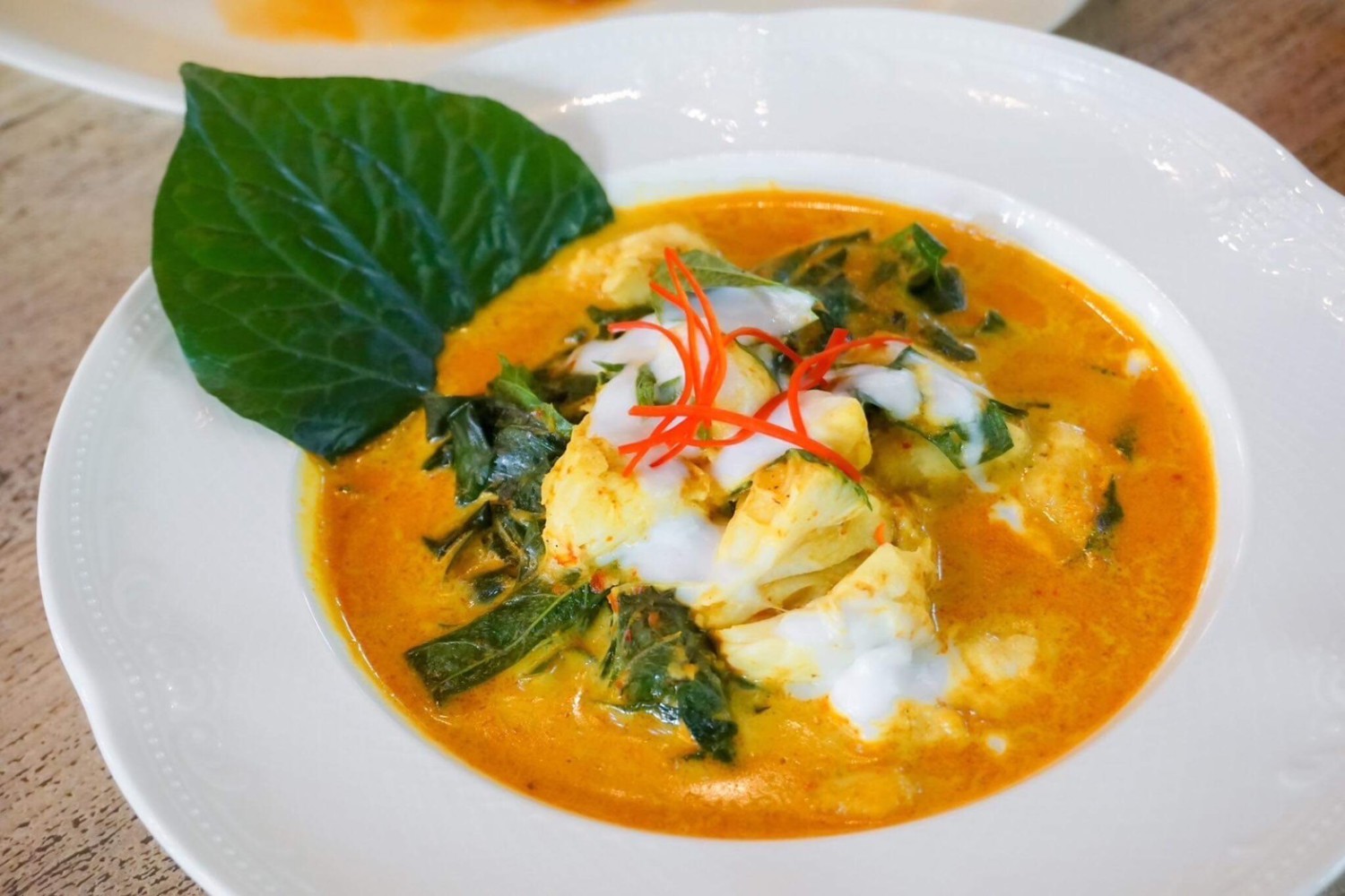 บ้านพระยาสุเรนทร์, The Riverside Restaurant Lampang, อร่อยบาทเดียว, ฮอมครัวเมือง, บะหมี่โกจือ ข้างไปรษณีย์ลำปาง, ข้าวซอยป้าบุญ ลำปาง, ข้าวมันไก่ห้าแยก, ก๋วยเตี๋ยวบ้านดง ลำปาง, ข้าวซอยอิสลาม ลำปางหนา