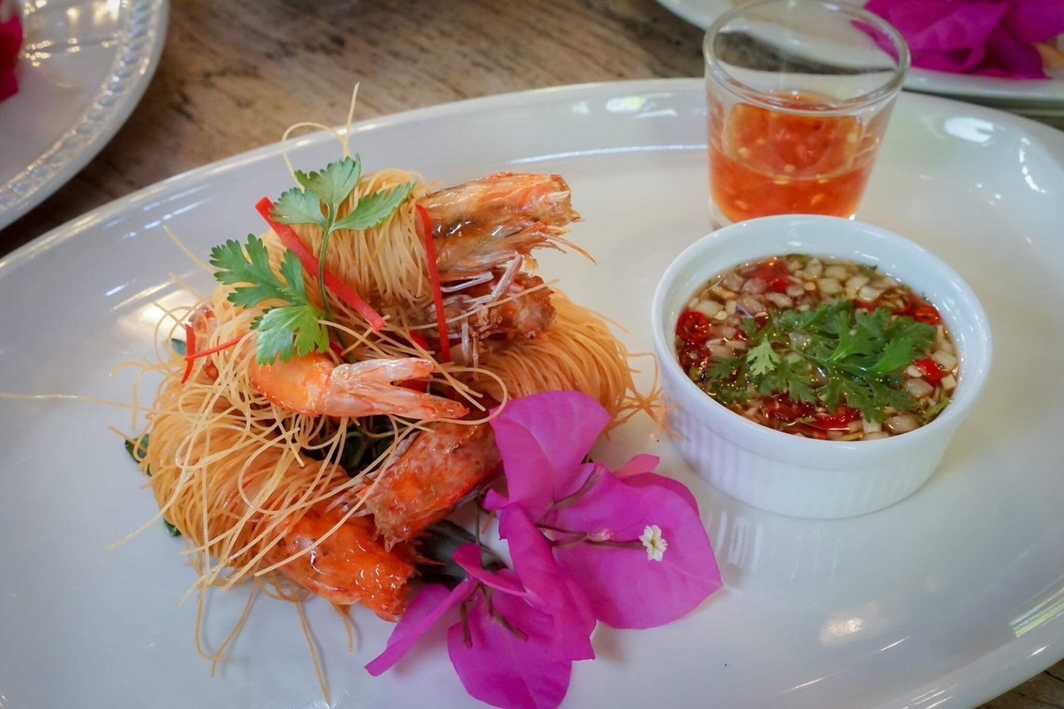 บ้านพระยาสุเรนทร์, The Riverside Restaurant Lampang, อร่อยบาทเดียว, ฮอมครัวเมือง, บะหมี่โกจือ ข้างไปรษณีย์ลำปาง, ข้าวซอยป้าบุญ ลำปาง, ข้าวมันไก่ห้าแยก, ก๋วยเตี๋ยวบ้านดง ลำปาง, ข้าวซอยอิสลาม ลำปางหนา