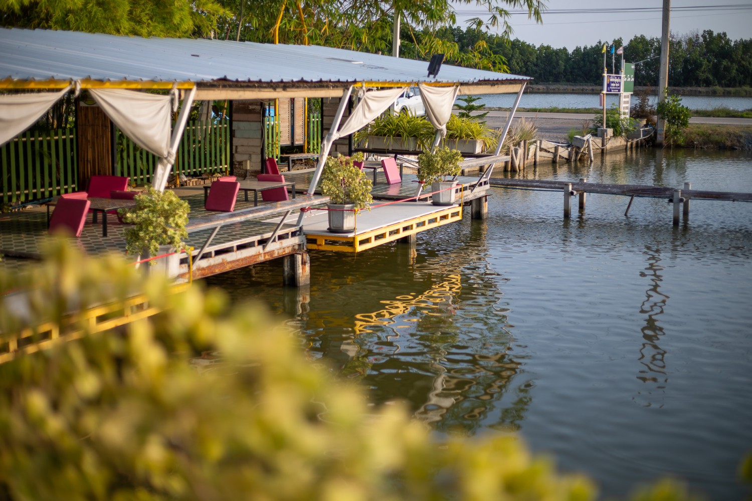 เรือนชายน้ำ Cafe&amp;Restaurant, ban.jingjo, See Sea Sun - แบบง่ายๆ, ขวัญข้าว ริเวอร์ไซด์, The sunflower cafe, KokoroCafe', FREJA Coffee &amp; Co, Rays River Cafe, Behind The Beans, พร้าวหอมคาเฟ่, Kinlamoon, House Cafe', บ้านสวนพาฝัน, La Bella Cafe, PakPap Cafe, ขมุน คาเฟ่ มหาชัย, Baanthaicafe, ดีกัน คาเฟ่, COCO CAFE'
