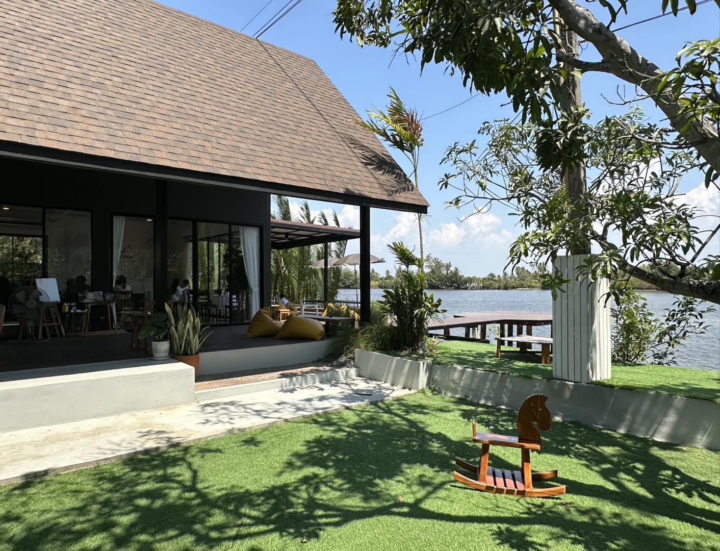 Unplan, ma na cafe', ปลาชุม : Plachum Café & Bistro, Nava House Café - นาวา เฮ้าส์ คาเฟ่, Coffee 123, FarmVille Chachoengsao, บ้านพระจันทร์เวียน, กรีนวิลล์ ผักสลัดเสิร์ฟจากฟาร์ม , D•presso cafe, Baan Melon Desert, Red Cat Cafe ตลาดบ้านใหม่, Lifehouse Cafe & Kitchen, T13 Café