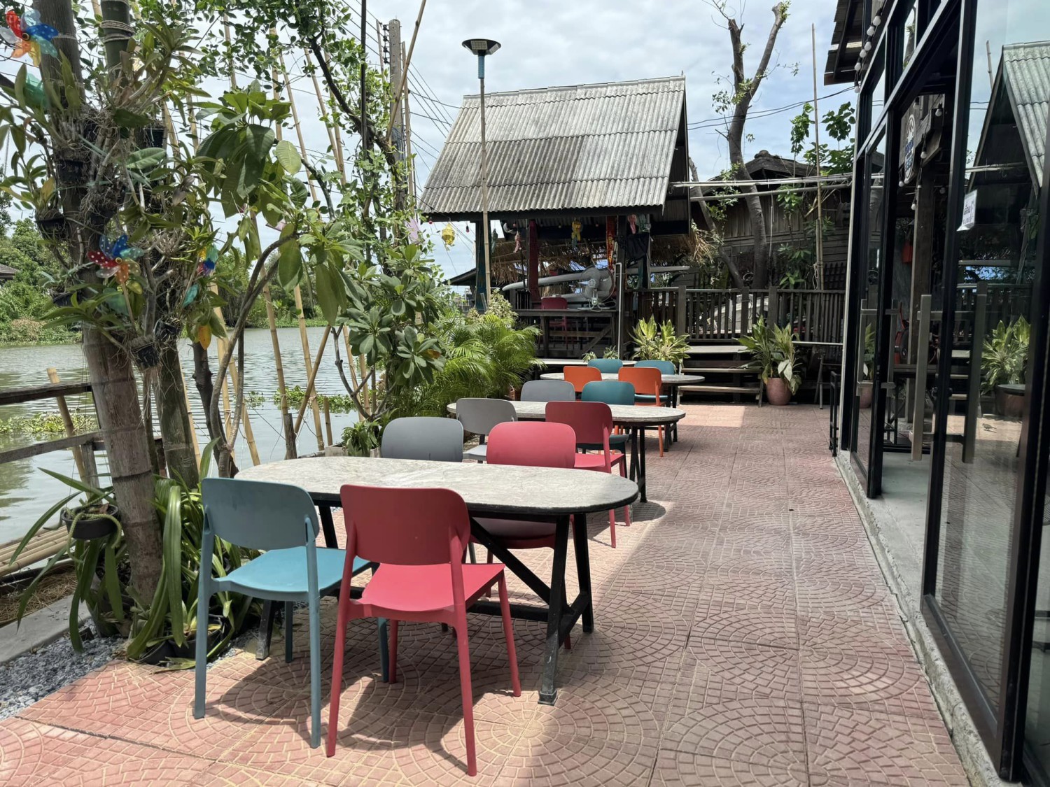Smitten Cafe and Decor, Thong Ampai Café, THREE Cafe, Continue.cafe, Sunday in 345 cafe, Aprilhouse, The Aileen Cafe', Oliva Cafe, The Kottage Cafe, Plant Cafe, ปิ่นโตนามีตาล, Baan Kanom De'Pathum, Pumpkin Art Town, Mushroom Hut Cafe, KAD Cafe - กาด คาเฟ่, ADAM cafe