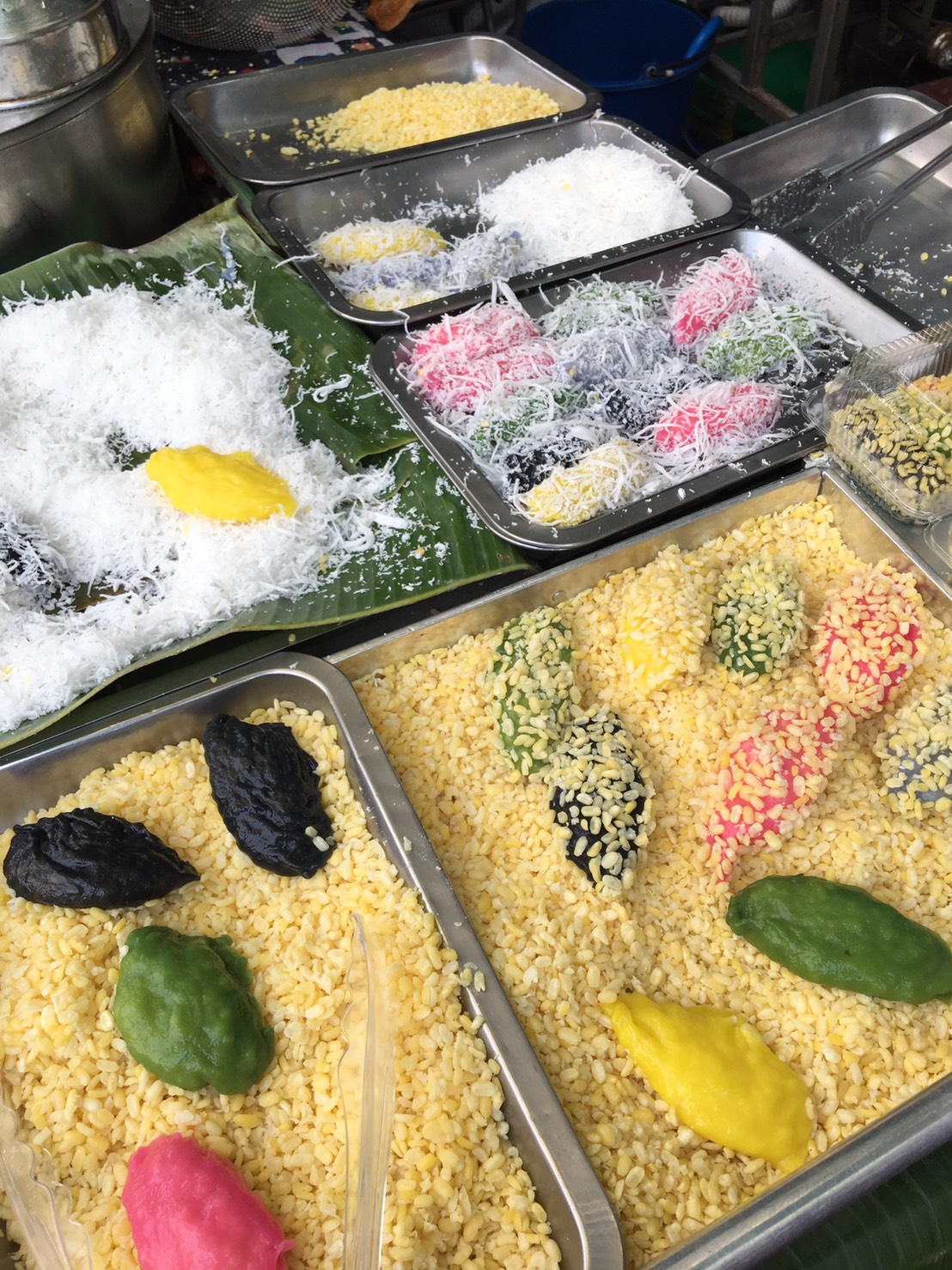 ส้มตำอุทุมพรกสิกรบางลำพู, คาริม โรตีมะตะบะ​, ขนมจีนน้ำยา บางลำภู, เจ้กบบางลำภู ต้มยำกุ้งรอบกลางคืน, Patonggo Cafe, จิระเย็นตาโฟ, ข้าวแกงบางลำพู 2517, ขนมเบื้องแม่ประภา, อาอีซะฮ์ รสดี, พัวกี่, ก๋วยเตี๋ยวลูกชิ้นปลานายง้ำ, โรงนํ้าชา มิตรามิตร, ข้าวแช่แม่ศิริ บางลำพู, พิกุลถั่วแปบแป้งสด, ห้องอาหารกร บางลำพู, เตี๋ยวตุ๋นบ้านสวน สาขาบางลำพู