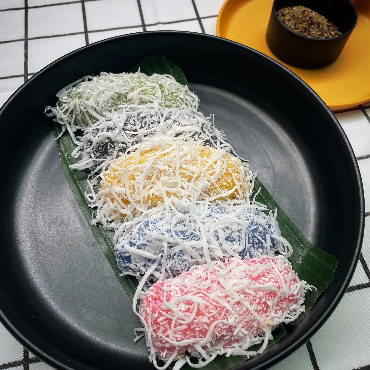 ส้มตำอุทุมพรกสิกรบางลำพู, คาริม โรตีมะตะบะ​, ขนมจีนน้ำยา บางลำภู, เจ้กบบางลำภู ต้มยำกุ้งรอบกลางคืน, Patonggo Cafe, จิระเย็นตาโฟ, ข้าวแกงบางลำพู 2517, ขนมเบื้องแม่ประภา, อาอีซะฮ์ รสดี, พัวกี่, ก๋วยเตี๋ยวลูกชิ้นปลานายง้ำ, โรงนํ้าชา มิตรามิตร, ข้าวแช่แม่ศิริ บางลำพู, พิกุลถั่วแปบแป้งสด, ห้องอาหารกร บางลำพู, เตี๋ยวตุ๋นบ้านสวน สาขาบางลำพู