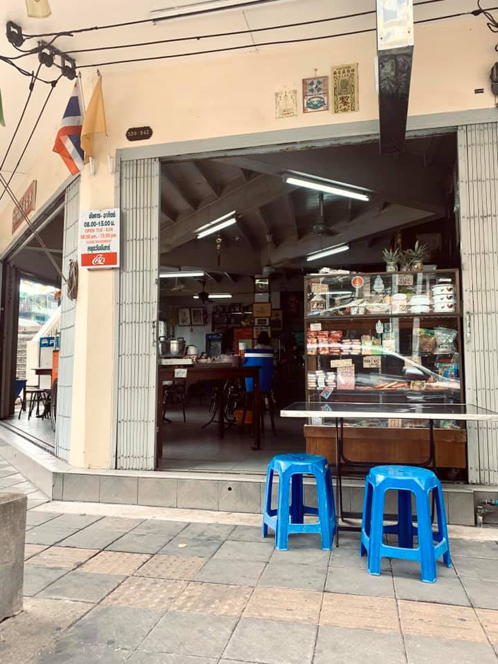 อร่อยเด็ด, ร้านข้าวต้มนายอ๋า, ร้านฟ้ามุ่ย, ร้านสุธาทิพย์, Blue Tree coffeebar, ร้านชั่งเส็ง ก๋วยเตี๋ยวลูกชิ้นปลา (เจ้เกียว), Pat Cafe Boraan แพท คาเฟ่ โบราณ, อ้วนโภชนา อาหารไทย อีสาน , ครัวป้าแดงบางลำพู, Cafe' Velodome