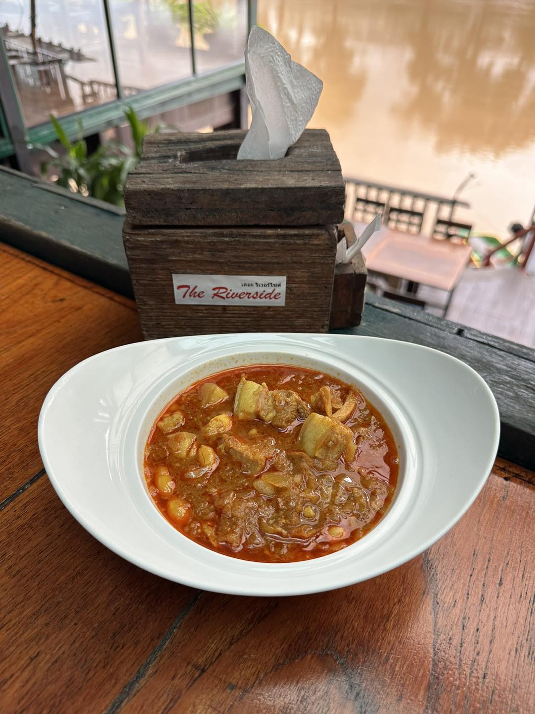 บ้านพระยาสุเรนทร์, The Riverside Restaurant Lampang, อร่อยบาทเดียว, ฮอมครัวเมือง, บะหมี่โกจือ ข้างไปรษณีย์ลำปาง, ข้าวซอยป้าบุญ ลำปาง, ข้าวมันไก่ห้าแยก, ก๋วยเตี๋ยวบ้านดง ลำปาง, ข้าวซอยอิสลาม ลำปางหนา