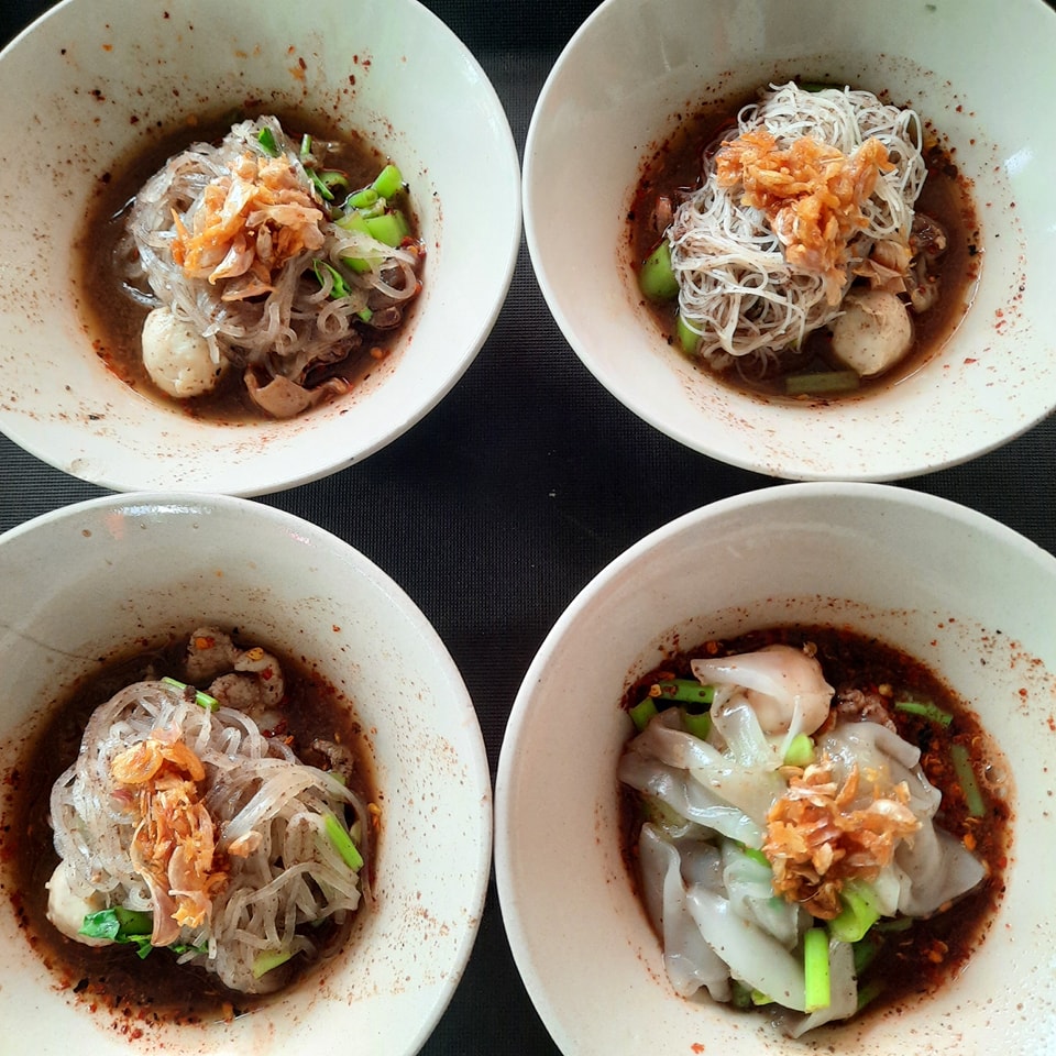ก๋วยเตี๋ยวเรือในคลอง อยุธยา, กรุงเก่า"เตี๋ยวเรือ", ก๋วยเตี๋ยวเรือลวกปากริมคลอง &amp; หมูกะทะ อยุธยา, ก๋วยเตี๋ยวเรืออยุธยา-โอชินสูตรโบราณ, ร้านก๋วยเตี๋ยวเรือโอ่งบนแพริมแม่น้ำน้อย, ก๋วยเตี๋ยวเรือกิมหลวน อยุธยา, ก๋วยเตี๋ยวเรือ ตาลเดี่ยว'เตี๋ยวเรือ, ก๋วยเตี๊ยวลุงแจ๊ะ (บัวหวาน), ร้านก๋วยเตี๋ยวตาไห (คลองท่อ), ก๋วยเตี๋ยวเรือแม่วันดี อยุธยา, ก๋วยเตี๋ยวเรือแม่ต่วม อยุธยา, ก๋วยเตี๋ยวเรือ เสือร้องไห้, ก๋วยเตี๋ยวเรือ "รสโจ๊ะ" ป้าไวท์, ก๋วยเตี๋ยวเรืออยุธยา ป้าษา2, ก๋วยเตี๋ยววัดใหญ่, ก๋วยเตี๋ยวเรือห้อยขา อยุธยา, ก๋วยเตี๋ยวเรือนายอ๊อฟ สูตร”ยายจง”รสดั้งเดิม, ไทยเทวา ก๋วยเตี๋ยวเรืออยุธยา, ต้อยตลาดแตก สาขาใหญ่ ก๋วยเตี๋ยวเรืออยุธยา