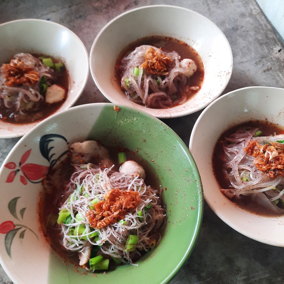 ก๋วยเตี๋ยวเรือในคลอง อยุธยา, กรุงเก่า"เตี๋ยวเรือ", ก๋วยเตี๋ยวเรือลวกปากริมคลอง &amp; หมูกะทะ อยุธยา, ก๋วยเตี๋ยวเรืออยุธยา-โอชินสูตรโบราณ, ร้านก๋วยเตี๋ยวเรือโอ่งบนแพริมแม่น้ำน้อย, ก๋วยเตี๋ยวเรือกิมหลวน อยุธยา, ก๋วยเตี๋ยวเรือ ตาลเดี่ยว'เตี๋ยวเรือ, ก๋วยเตี๊ยวลุงแจ๊ะ (บัวหวาน), ร้านก๋วยเตี๋ยวตาไห (คลองท่อ), ก๋วยเตี๋ยวเรือแม่วันดี อยุธยา, ก๋วยเตี๋ยวเรือแม่ต่วม อยุธยา, ก๋วยเตี๋ยวเรือ เสือร้องไห้, ก๋วยเตี๋ยวเรือ "รสโจ๊ะ" ป้าไวท์, ก๋วยเตี๋ยวเรืออยุธยา ป้าษา2, ก๋วยเตี๋ยววัดใหญ่, ก๋วยเตี๋ยวเรือห้อยขา อยุธยา, ก๋วยเตี๋ยวเรือนายอ๊อฟ สูตร”ยายจง”รสดั้งเดิม, ไทยเทวา ก๋วยเตี๋ยวเรืออยุธยา, ต้อยตลาดแตก สาขาใหญ่ ก๋วยเตี๋ยวเรืออยุธยา