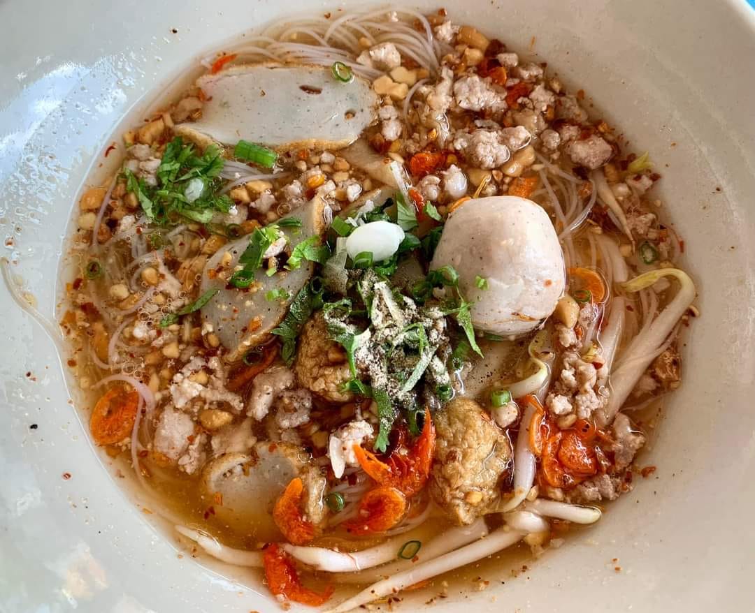 ก๋วยเตี๋ยวเรือคุณนาย,   ก๋วยเตี๋ยวเรือคุณนายเป็นร้านก๋วยเตี๋ยวเนื้อ-หมูน้ำตกน้ำข้นๆ ปรุงพร้อมเสิร์ฟชามต่อชาม เน้นเรื่องความสะอาดสดใหม่ใส่ใจทุกเมนู แต่ละอย่างยั่วน้ำลายสุดๆ ทั้งน้ำตกหมู น้ำตกเนื้อ ต้มยำไข่ เย็นตาโฟต้มยำ เริ่มที่ 35 บาท ปิดท้ายด้วยเครื่องดื่มชื่นใจสุดๆ อย่างน้ำลำไย อยากอร่อยแบบเต็มชาม หรืออยากชื่นใจกับเครื่องดื่มสมุนไพรสูตรทางร้านต้องแวะมานะคะ, ก๋วยเตี๋ยวเรืออยุธยา รจ'เด็จ, ก๋วยเตี๋ยวเรือคลองสระบัว, ก๋วยเตี๋ยวเรือห้อยขา อยุธยา, ก๋วยเตี๋ยววัดใหญ่, ก๋วยเตี๋ยวเรืออยุธยา-โอชินสูตรโบราณ