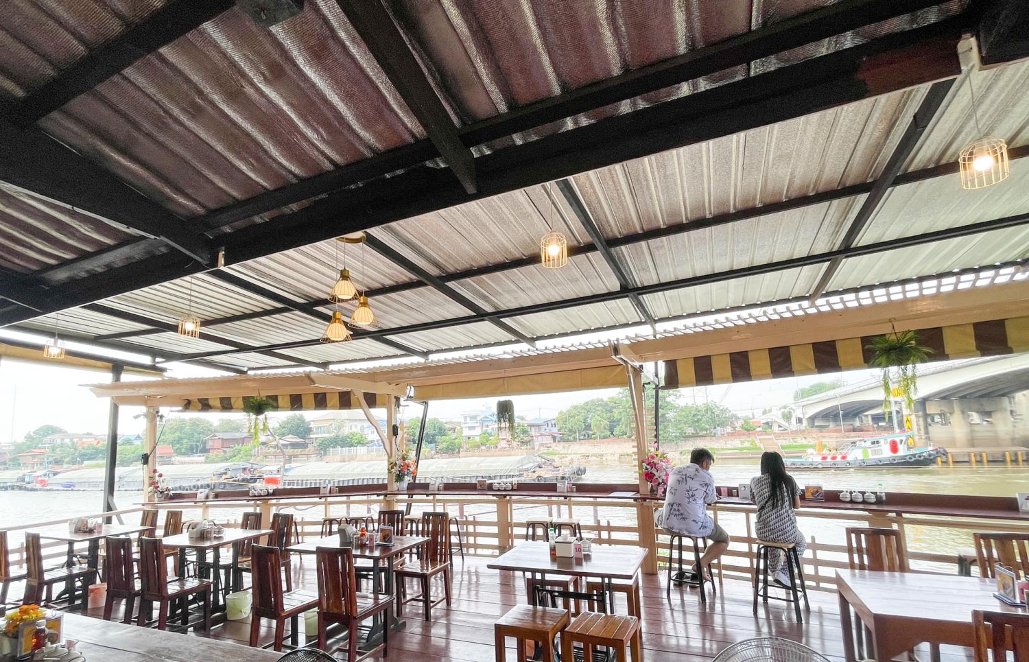 ก๋วยเตี๋ยวสูตรโบราณป้าพร, ร้านหอยทอดสิงห์บุรี, หมูสะเต๊ะ เฮียแกละ, ร้านจุ้งบริการ, ก๋วยเตี๋ยวหมูเฮียติ่ง, ก๋วยเตี๋ยวหมูเฮียติ่ง เปิดบริการตามปกติ ทุกวัน เวลา 10:00–19:00 น. สอบถามเพิ่มเติม โทร. 081 365 8495 , ร้านหอยทอดย่าชิต หน้าวัดธรรมนิยม อยุธยา, ก๋วยเตี๋ยวเรือไก่ฉีกป้าปุ๊, บ้านไม้ริมน้ำ, ก๋วยเตี๋ยวไทยบ้านคุณยายหยด สาขาอยุธยา
