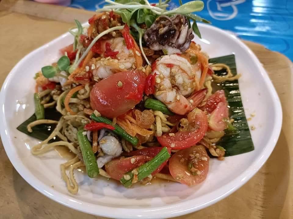 ก๋วยเตี๋ยวสูตรโบราณป้าพร, ร้านหอยทอดสิงห์บุรี, หมูสะเต๊ะ เฮียแกละ, ร้านจุ้งบริการ, ก๋วยเตี๋ยวหมูเฮียติ่ง, ก๋วยเตี๋ยวหมูเฮียติ่ง เปิดบริการตามปกติ ทุกวัน เวลา 10:00–19:00 น. สอบถามเพิ่มเติม โทร. 081 365 8495 , ร้านหอยทอดย่าชิต หน้าวัดธรรมนิยม อยุธยา, ก๋วยเตี๋ยวเรือไก่ฉีกป้าปุ๊, บ้านไม้ริมน้ำ, ก๋วยเตี๋ยวไทยบ้านคุณยายหยด สาขาอยุธยา