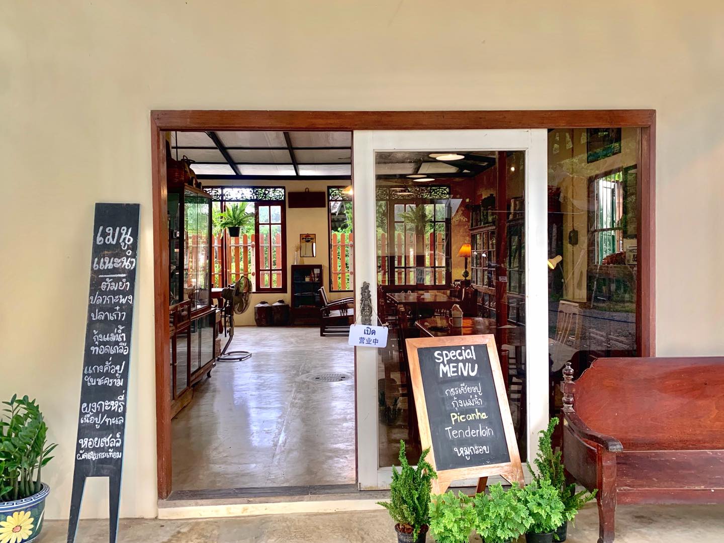 กอบัว, บ้านอาหารไทย, บ้านบัว, บ้านรั้วไม้ Cuisine & Cafe, ครัวหอมมันปู, ร้านไหน อุทยานหินเขางู ราชบุรี, สวนอาหาร รางตาล, Pakmud แซ่บหมูทะ, สาขาโพธาราม, ถึงพริกถึงขิง, มะม่วงคู่, เนื้อต้มบ้านสิงห์ เจ๊ติ๋ม, โกรกแดง, ชุมทางของอร่อย, Mainichi365, Octospider restaurant, Lim cafe Photaram, ครัวตะนาวศรี สวนผึ้ง ราชบุรี, อาตี๋โกปี๊, โอปอชิฟฟ่อนเค้ก, ก๋วยเตี๋ยวปลาแม่กลอง, ติ๋มเค้กมะพร้าวอ่อน, ก๋วยเตี๋ยวโบราณป้าฮวย, โอ่งข้าวโอ่งน้ำ, ครัวม่อนไข่ สวนผึ้ง ราชบุรี, ShabuDo