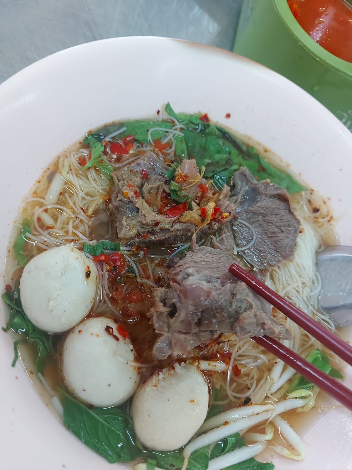 แดงราชาหอยทอด, เปาะเปี๊ยะสด ตรอกสุกร, SO-K cafe, เช็งซิมอี๊ (แป้งกลมอารมณ์ดี), ก๋วยเตี๋ยวตรอกโรงหมู, ข้าวมันไก่พิชัยไก่ตอน, Scoopp, ข้าวขาหมู "มันอยู่ในกระทะ"ตรอกโรงหมู, เบ๊ซุ่นหลี, สีมรกต, สุกี้เตาถ่าน ตรอกโรงหมู, Amass coffee art toys, Kanom Donut, ก๋วยเตี๋ยวหมูตุ๋นเจ๊ปู