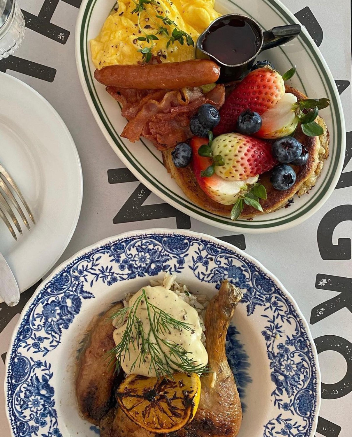 อร่อยเด็ด, ร้านข้าวต้มนายอ๋า, ร้านฟ้ามุ่ย, ร้านสุธาทิพย์, Blue Tree coffeebar, ร้านชั่งเส็ง ก๋วยเตี๋ยวลูกชิ้นปลา (เจ้เกียว), Pat Cafe Boraan แพท คาเฟ่ โบราณ, อ้วนโภชนา อาหารไทย อีสาน , ครัวป้าแดงบางลำพู, Cafe' Velodome
