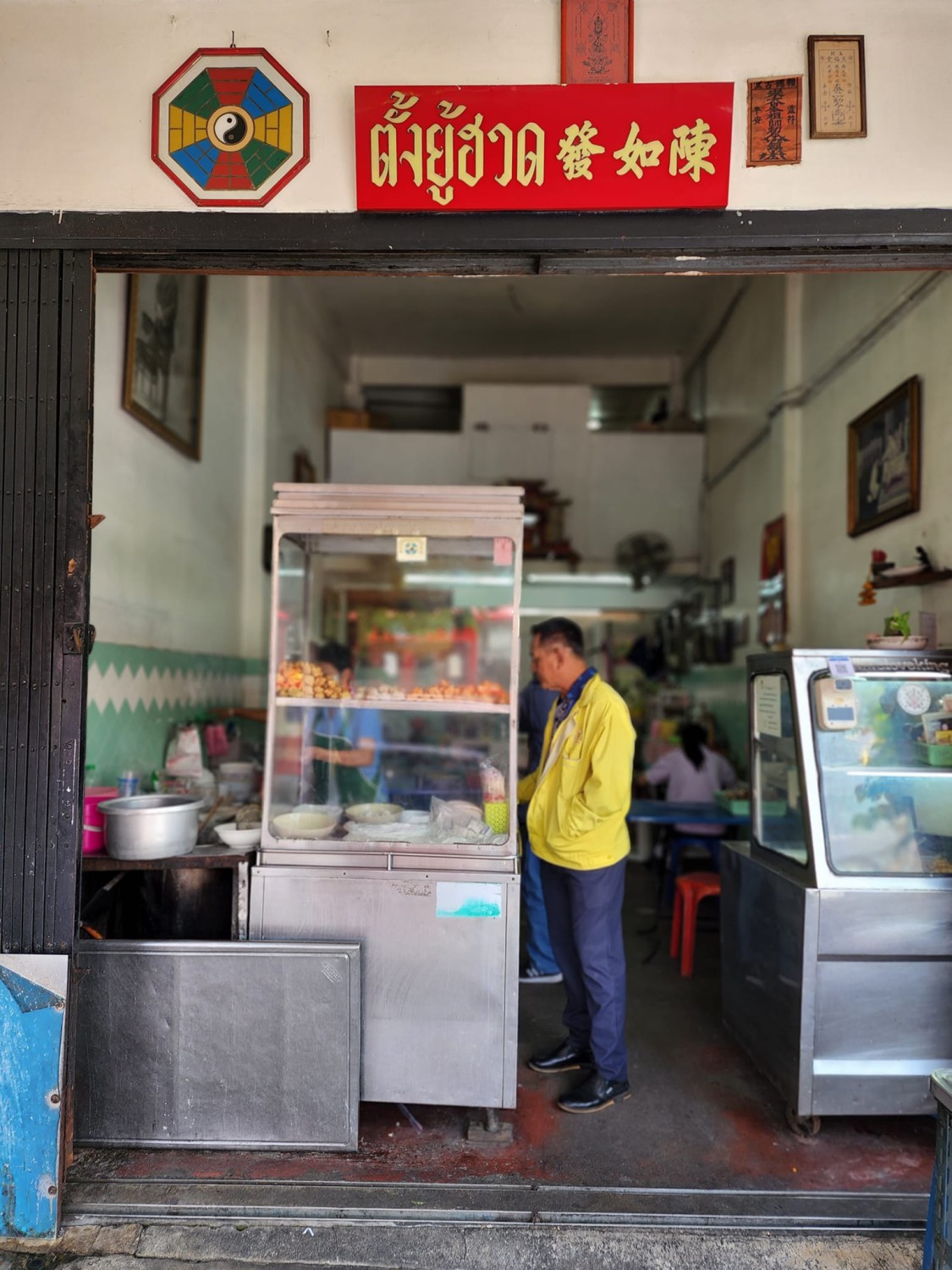 ก๋วยเตี๋ยวหม้อทอง เจริญกรุง57, ร้านเจ๊โหนก ก๋วยเตี๋ยวแคะ, ก๋วยเตี๋ยวแคะโคตรเครื่อง คอนแวนต์, ก๋วยเตี๋ยวแคะจุฬาเจ้าเก่า, ตั้งยู้ฮวด ลูกชิ้นกุ้งนี่ง, ก๋วยเตี๋ยวแคะ นายเหงี่ยน, ก๋วยเตี๋ยวแคะสุชาดา(จู)วรจักร, โกโจก๋วยเตี๋ยวแคะเจ้าเก่า2521 นายอ้วนหลังวัดสุทัศน์, ก๋วยเตี๋ยวแคะไปรษณีย์กลาง - วังหลัง, ก๋วยเตี๋ยวแคะสี่พระยา, ก๋วยเตี๋ยวแคะสีลม - ตรอกกะจั๊วในตำนาน, สุวิมลก๋วยเตี๋ยวแคะ ตลาดนางเลิ้ง, ตั้งหวังเจ๊ง ก๋วยเตี๋ยวแคะนายอ้วนเจ้าเก่า-เสาชิงช้า