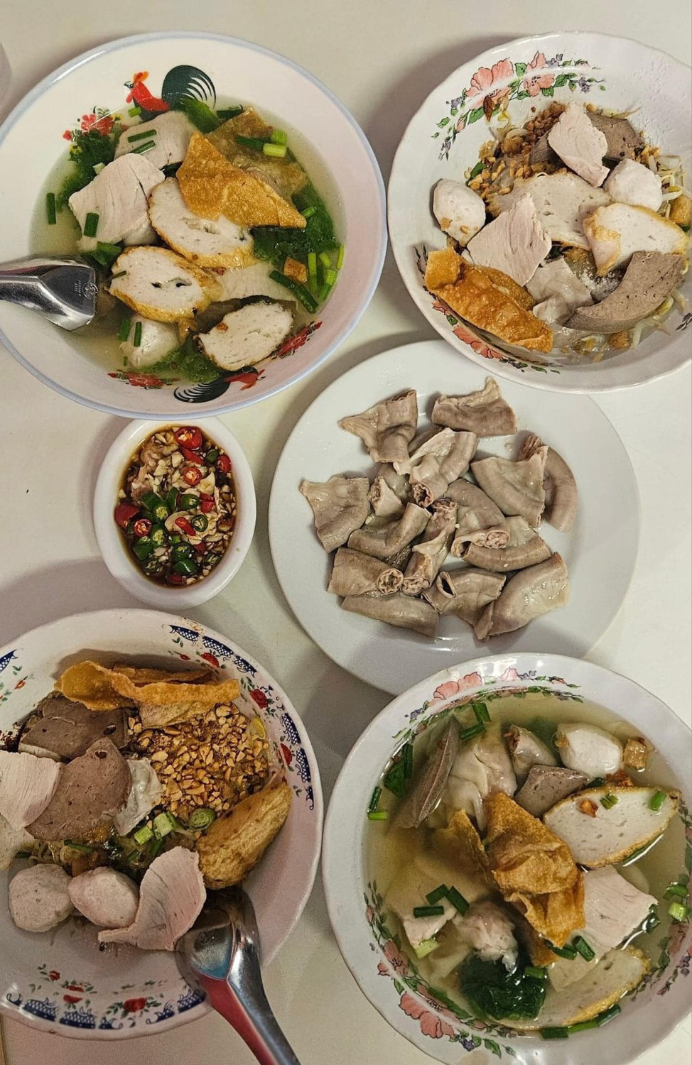 เมตตา หมูทอด, ข้าวมันไก่โง้วชุ้งฮวด, ร้านอาหารเรือนแพ, ป้าเก๋แหนมเนือง, ก๋วยเตี๋ยวต้มยำพริกเผาหมูบ่ะช่อ, อบเจริญ, ร้านก๋วยเตี๋ยวสวนรื่น ซ.จรัญฯ66/1, อรวรรณ แหนมเนือง, ครัวศรแดง, ยุ้ยกี่บะหมี่ราชวิถี