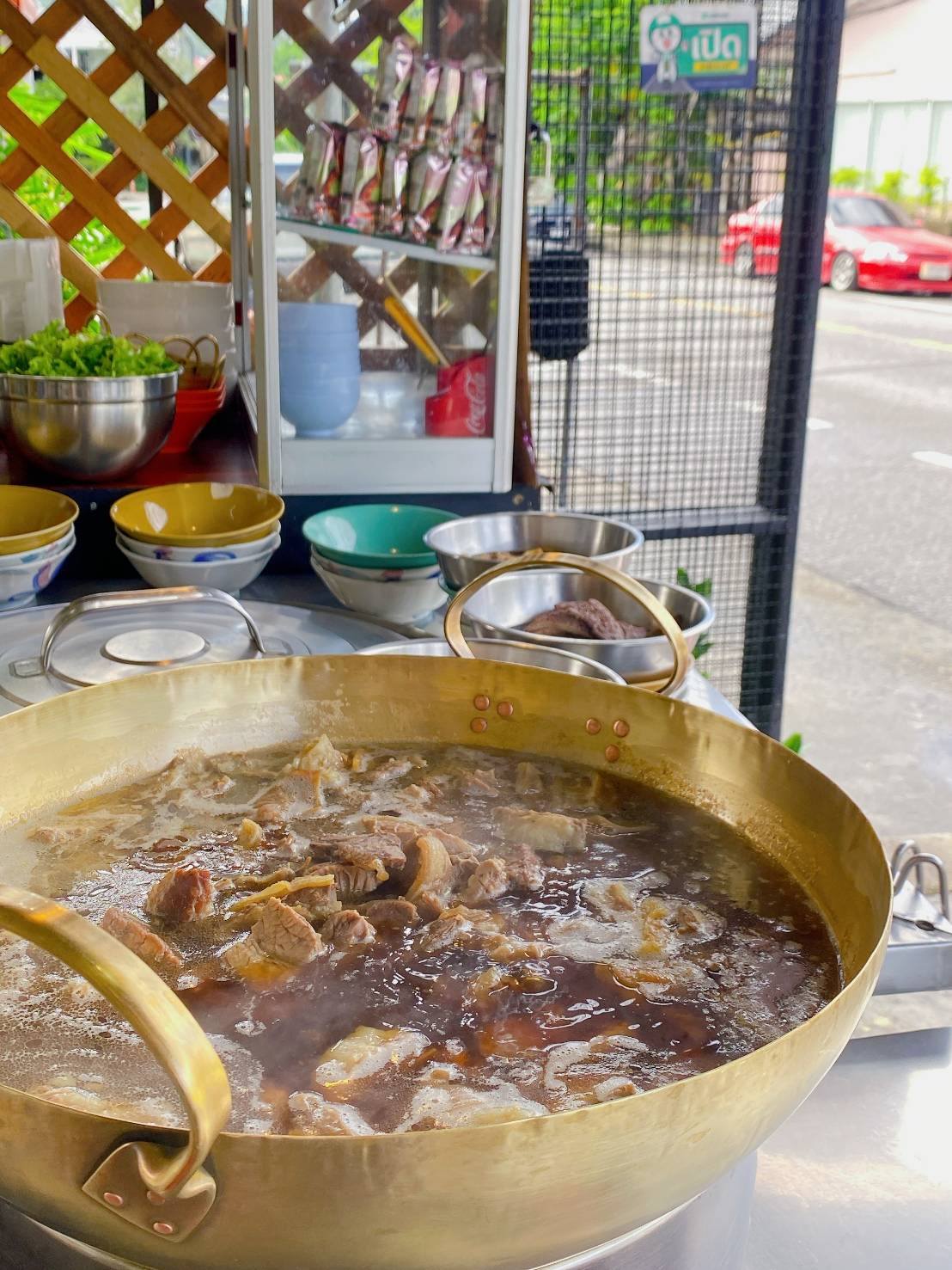 หมี่สะปำ คุณยายเจียร ภูเก็ต, ร้านก๋วยเตี๋ยวเนื้อวัวรับอรุณ, หมี่อ่าวเก, หมี่น้ำกุ้ง อ่าวเก ถนน พูนผล, กิตติก๋วยเตี๋ยวเป็ด ภูเก็ต, ก๋วยเตี๋ยวเรือราไวย์ ซอยใสยวน, ร้านก๋วยเตี๋ยวเรือสี่พระยา (สาขาฉลอง), กิมท้อ นครปฐม, ก๋วยเตี๋ยวลูกชิ้นเนื้อรามา, หมี่แป๊ะเถว, ร้านหมี่โป๋เบี๋ยน, ก๋วยเตี๋ยวเรืออัมพวาภูเก็ต