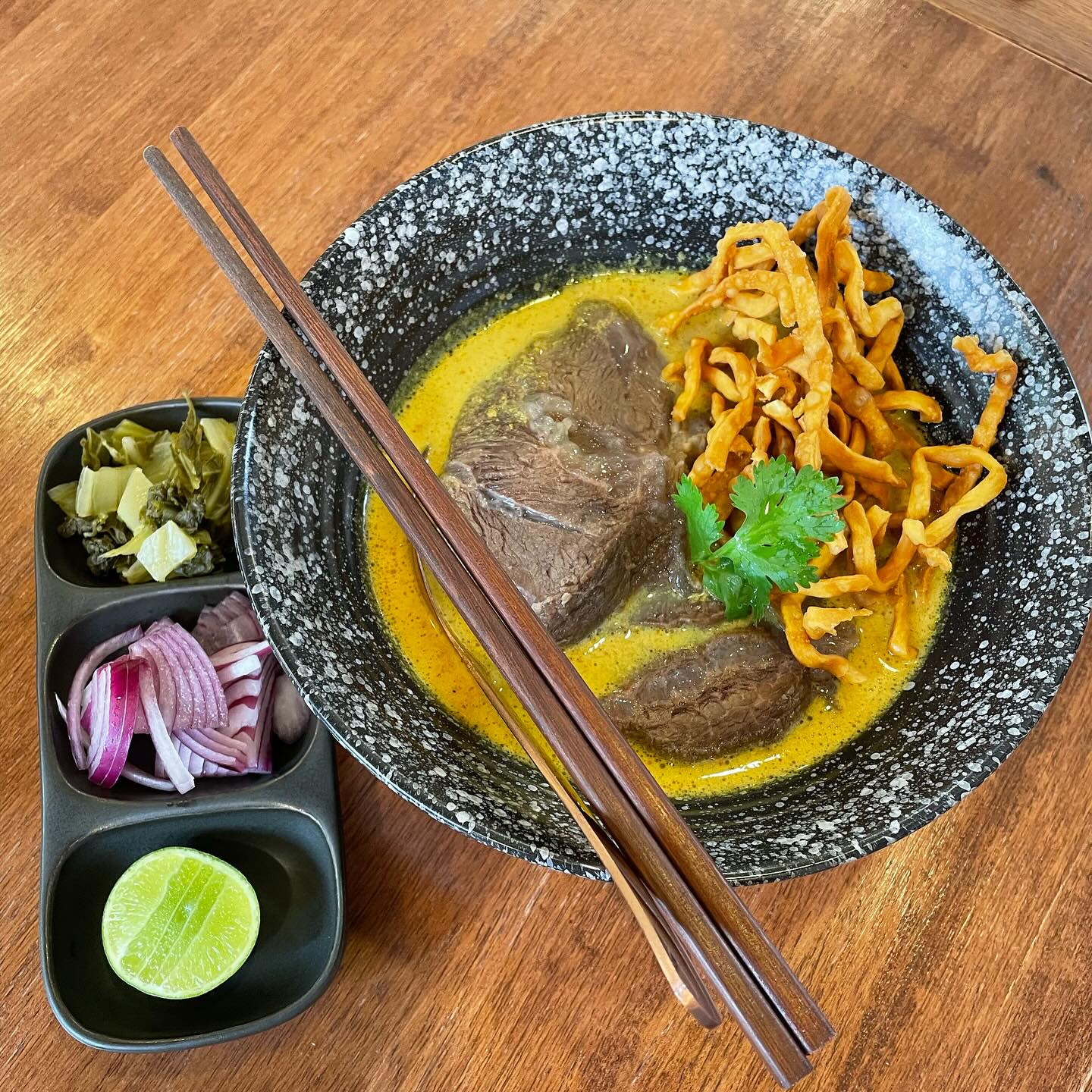 Khao-Sō-i, สาขาสยามพารากอน, อองตอง ข้าวซอย, Mugkhaosoi มักข้าวซอย, ข้าวซอยเชียงใหม่ สุโขทัยซอย 5, ข้าวซอยแม่สุภาพ เจ้าเก่าย่านเทเวศน์, หอมด่วน, ข้าวซอยลำดวนฟ้าฮ่ามเชียงใหม่, สาขาวิภาวดีรังสิต 58, Lanna Eatery, ต๊ะต่อนยอน, Cr. ภาพทั้งหมดจาก Facebook ต๊ะต่อนยอน อาหารเหนือ, ข้าวซอยดอยคำ, ฮ้านจาวเหนือ, ทิศเหนือ