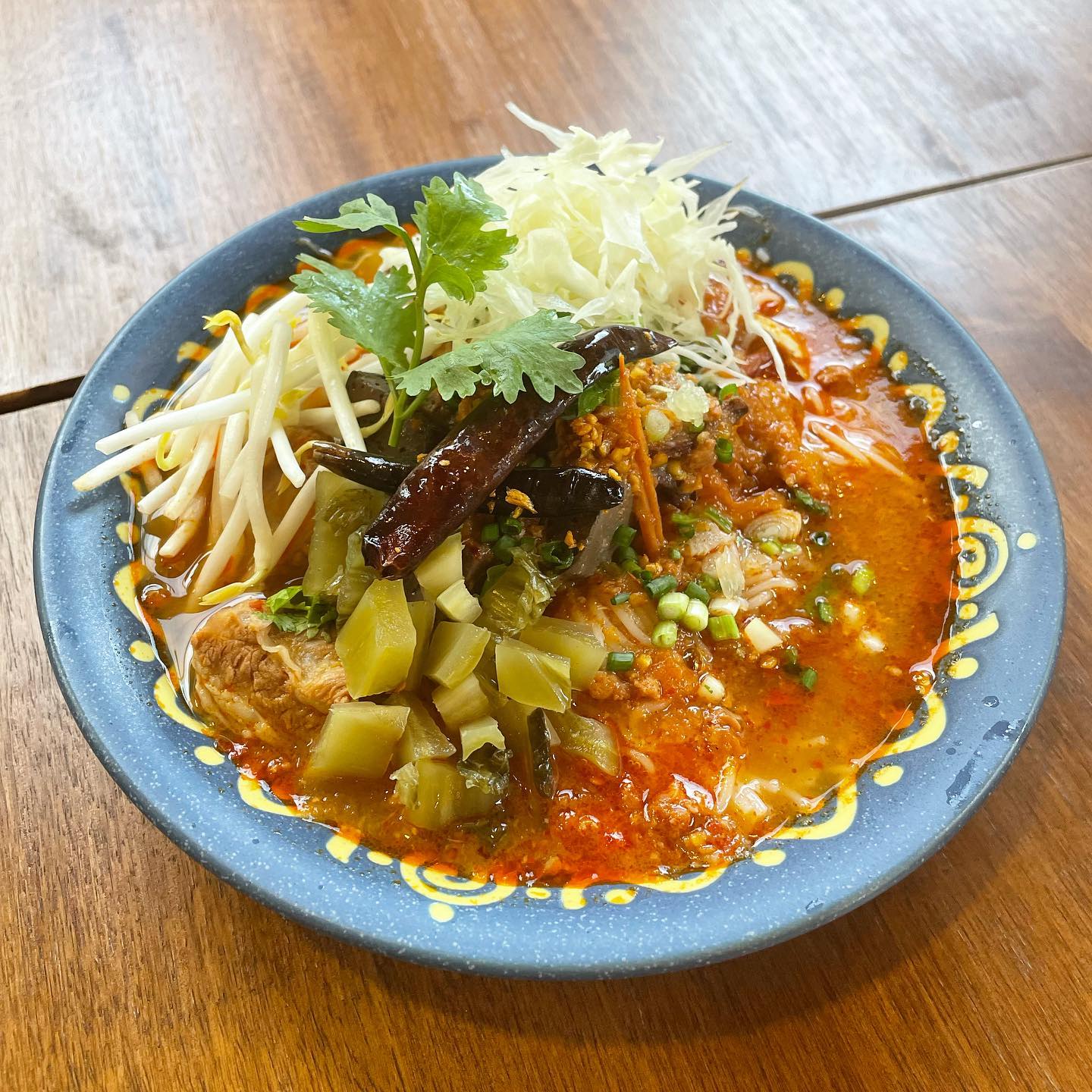 Khao-Sō-i, สาขาสยามพารากอน, อองตอง ข้าวซอย, Mugkhaosoi มักข้าวซอย, ข้าวซอยเชียงใหม่ สุโขทัยซอย 5, ข้าวซอยแม่สุภาพ เจ้าเก่าย่านเทเวศน์, หอมด่วน, ข้าวซอยลำดวนฟ้าฮ่ามเชียงใหม่, สาขาวิภาวดีรังสิต 58, Lanna Eatery, ต๊ะต่อนยอน, Cr. ภาพทั้งหมดจาก Facebook ต๊ะต่อนยอน อาหารเหนือ, ข้าวซอยดอยคำ, ฮ้านจาวเหนือ, ทิศเหนือ