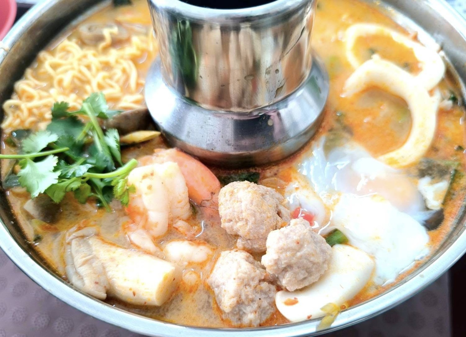 ก๋วยเตี๋ยวลูกชิ้นปลาเจ๊ปุ๊ย ห้าแยกพลับพลาชัย, ข้าวต้มแห้งคุณนิด สาขา เยาวราช X ก๋วยเตี๋ยวลูกชิ้นปลาเจ๊ส้ม, ลักตี๋ "六弟" บะหมี่เกี๊ยวทะเล เยาวราช, ห้องอาหารพูนเลิศ(เหลาะงาทิ้น)ข้าวหน้าไก่ห้าแยก, ข้าวต้มปลาตรอกถั่วงอก, ไก่บ้านพริกไทยดำ ห้าแยกพลับพลาไชย, ร้านอาหารครัวดอกไม้ขาว, ร้านไชยพราหมณ์ Made with Heart, ราดหน้า ท่ง ฮั่ว เฮง "เฮียตั๋ง", ข้าวต้มปลา by อุษณีย์, ตุ้ยนุ้ยอีทเทอรี่