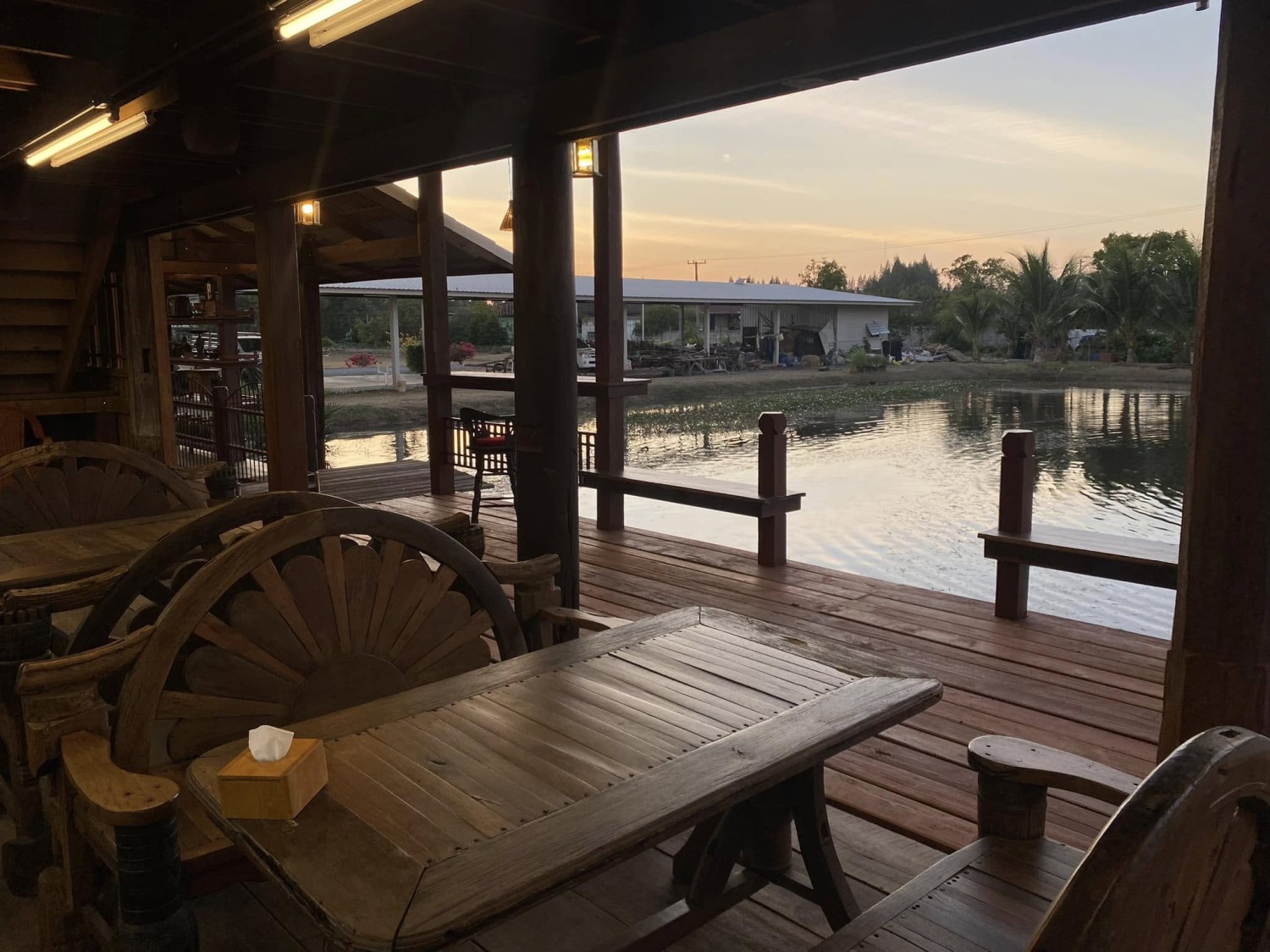 บ้านโพธิ์ริเวอร์ไซด์, ร้านอาหารมธุรสเรือนแพ, Baan Melon Desert, ร้านบ้านเบญฯ, บ้านปูกรรเชียง, ร้านกุ้งนาง, ร้านชวนมา ริมแม่น้ำบางปะกง, ครัวแม่ส้มเกลี้ยง, ครัวปลาเถื่อน, แพเคียงน้ำ, ลุงตีฟและยาย, รวยเรือนแพ, เอกเขนก, ชัยครับ, แพพยงค์ ริมน้ำ, 111/11 บ้านริมคลอง, มีน้ำ มีปลา cafe&amp;restaurant