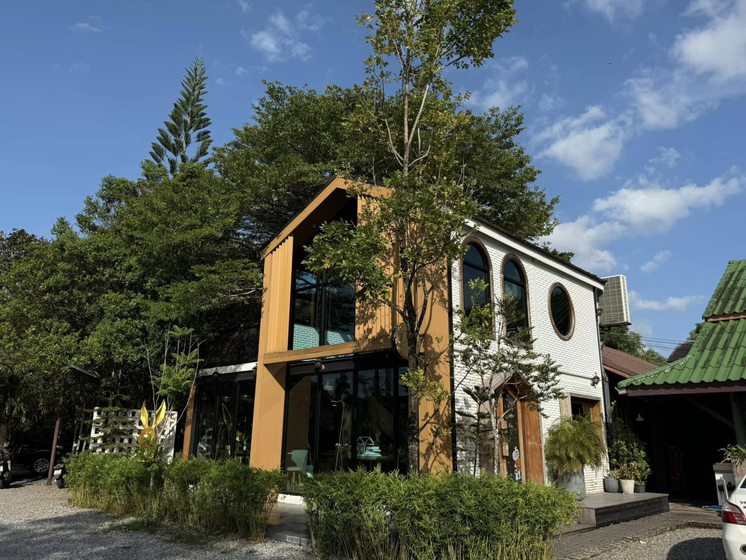 YOO CHAN CAFE, เล เกลือ คาเฟ่, Momentum Cafe, Sugar Dish Homemade Cake, แดดส่องคาเฟ่, Chan Cafe', URSular Cafe, ปูจ๋าคาเฟ่ จันทบุรี, บางเวลา กาแฟและแกลเลอรี่