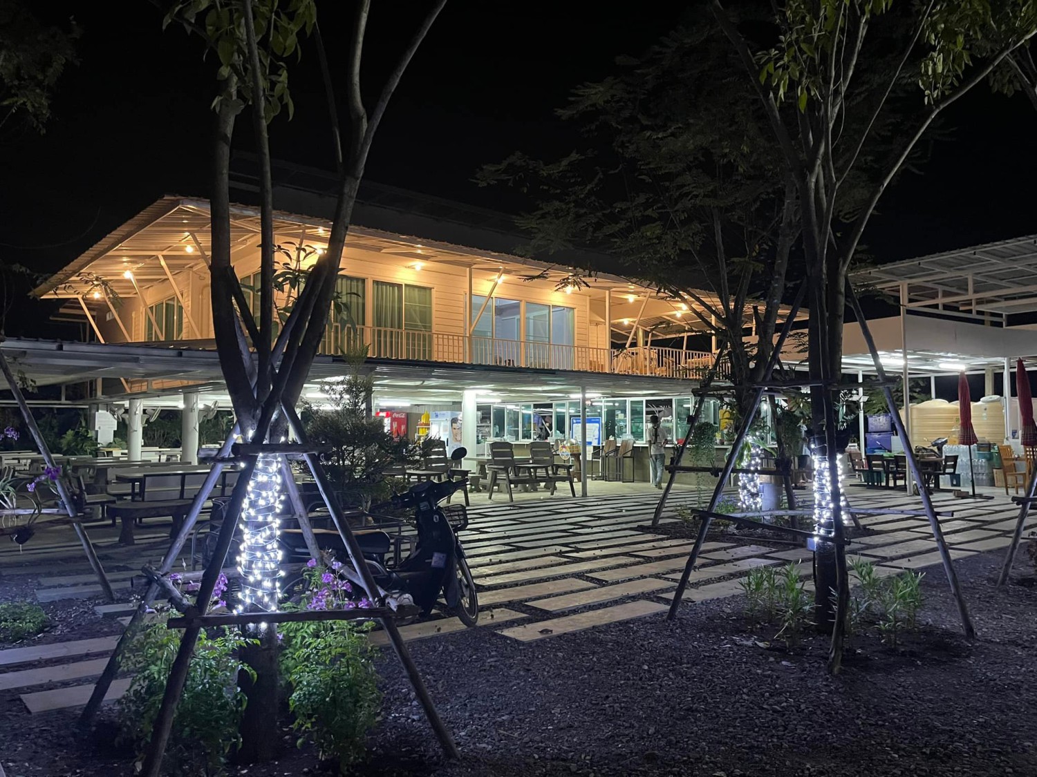ร้านน้องเจเจ อาหารไทยพื้นบ้าน ซ.หัวหิน43-45, ร้านลุงบังหัวปลาหม้อไฟ หัวหิน, ร้านบ้านครูส่วน by ปลา, Tanya's, ร้านเกี๊ยวปลานำชัย, เจ๊กเปี๊ยะ, ครัวแม่ฬา, บ้านอิสระ, พาสใต้ บาย เชฟเต้หัวหิน Pastay by cheftae, ครัวเจ๊เนี้ยวหัวหิน51, โกหมาก หัวหิน, ซาลาเปาเตาถ่าน BY ยายม่วย, ร้านขนมไทยแม่เก็บหัวหิน, ครัวแม่กะเมย