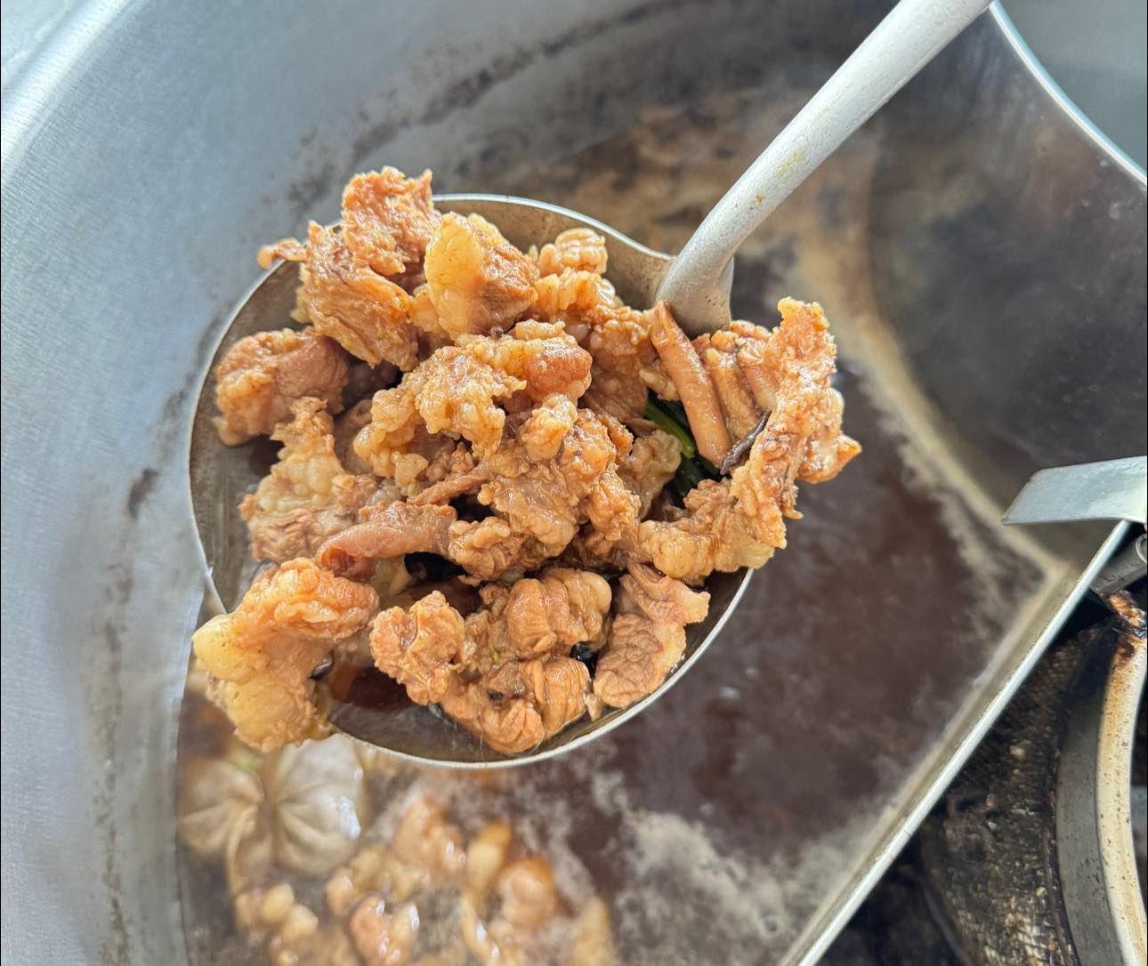 ร้านก๋วยเตี๋ยวยายปุก วัดธรรมนิมิต จ.สมุทรสงคราม, เตี๋ยว ตก กะลา, ก๋องเมงจั้น บะหมี่เกี๊ยว, ร้านอาหาร เกาเหลากรุงไทย, ก๋วยเตี๋ยวหมูมะนาว แม่บุญมี, ก๋วยเตี๋ยวเรือแคปลั่น หมูน้ำตก-น้ำแดง, แซ่บเตี๋ยวห้อยขา บ้าน ณ ตุ๊กจ้า, ก๋วยเตี๋ยวเนื้อ-หมูน้ำแดง ลุงพร เจ้าเก่าคลองตะโก, ก๋วยเตี๋ยวหมูย่างกะทิสด อัมพวา, ก๋วยเตี๋ยวปลาคลองโคน, เจ๊เล็กก๋วยเตี๋ยวเป็ด วัดแก้วฟ้า, ร้านลูกชิ้นวีระ แม่กลอง, ร้านชุ้นพานิช เจ้อั้ง, บ้านเตี๋ยวทรงไทย