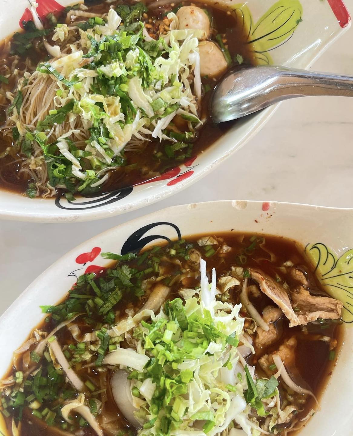 ร้านก๋วยเตี๋ยวยายปุก วัดธรรมนิมิต จ.สมุทรสงคราม, เตี๋ยว ตก กะลา, ก๋องเมงจั้น บะหมี่เกี๊ยว, ร้านอาหาร เกาเหลากรุงไทย, ก๋วยเตี๋ยวหมูมะนาว แม่บุญมี, ก๋วยเตี๋ยวเรือแคปลั่น หมูน้ำตก-น้ำแดง, แซ่บเตี๋ยวห้อยขา บ้าน ณ ตุ๊กจ้า, ก๋วยเตี๋ยวเนื้อ-หมูน้ำแดง ลุงพร เจ้าเก่าคลองตะโก, ก๋วยเตี๋ยวหมูย่างกะทิสด อัมพวา, ก๋วยเตี๋ยวปลาคลองโคน, เจ๊เล็กก๋วยเตี๋ยวเป็ด วัดแก้วฟ้า, ร้านลูกชิ้นวีระ แม่กลอง, ร้านชุ้นพานิช เจ้อั้ง, บ้านเตี๋ยวทรงไทย