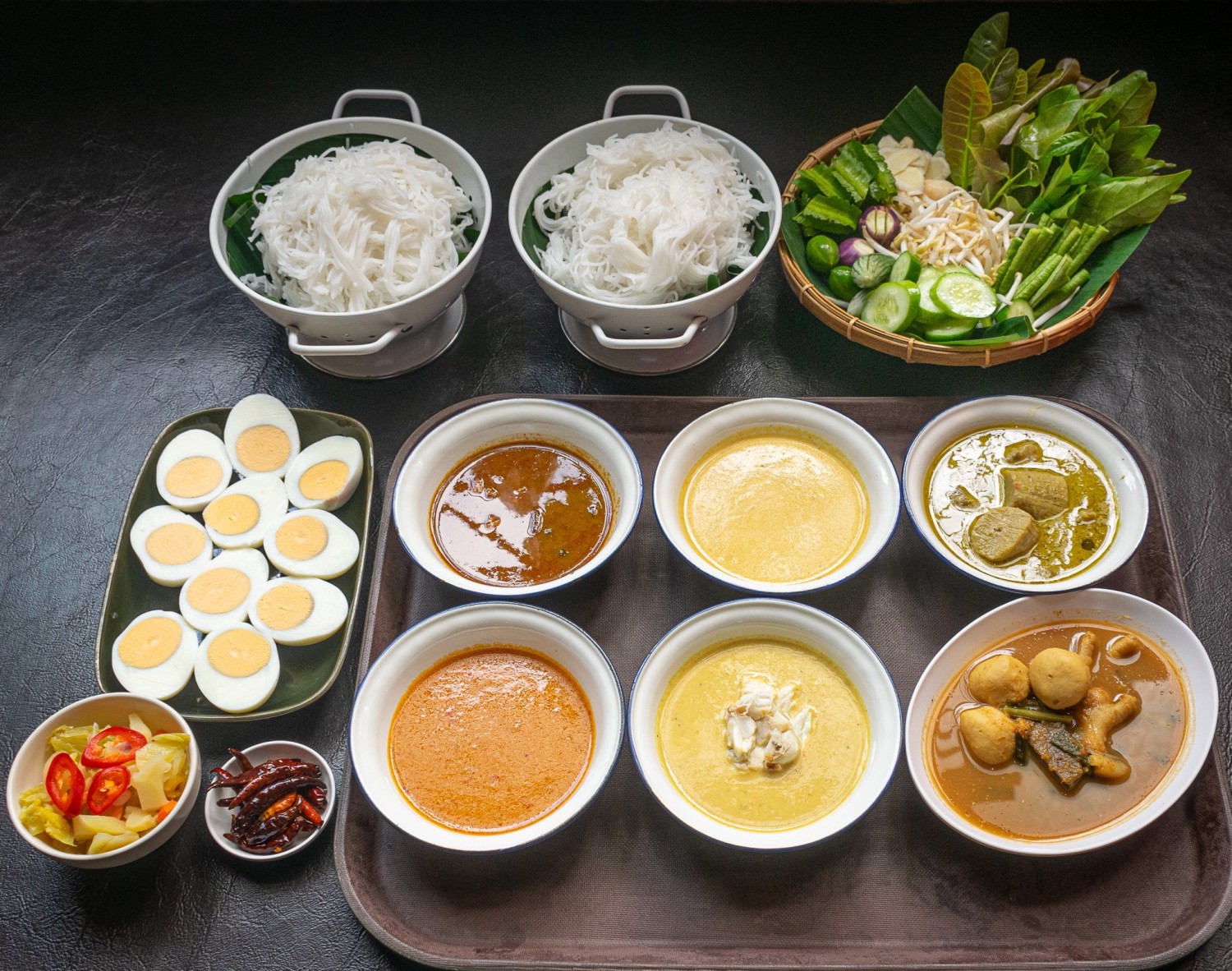 สะหวา, กลมกล่อม, ดอนญ่า, ต้นทาง, ครัวมะเรือง, ร้านข้าวต้ม 2500, เนินขุมทองการ์เด้นท์, นานหยวนบะหมี่เกี๊ยวกุ้ง, สาขากองบิน 56, ไก่ทอดเดชา, สาขาสนามบินหาดใหญ่, สบันงา, เหม่ยเหว่ย สาขาถนนสนามบิน, ร้านข้าวต้มมัดเนินขุมทอง คาเฟ่อาหารใต้