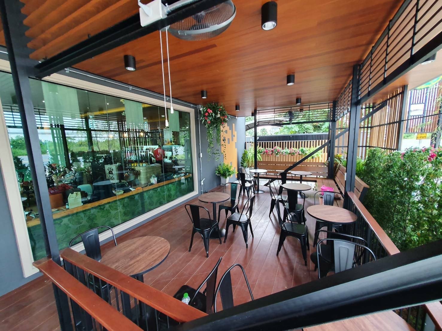 สะหวา, กลมกล่อม, ดอนญ่า, ต้นทาง, ครัวมะเรือง, ร้านข้าวต้ม 2500, เนินขุมทองการ์เด้นท์, นานหยวนบะหมี่เกี๊ยวกุ้ง, สาขากองบิน 56, ไก่ทอดเดชา, สาขาสนามบินหาดใหญ่, สบันงา, เหม่ยเหว่ย สาขาถนนสนามบิน, ร้านข้าวต้มมัดเนินขุมทอง คาเฟ่อาหารใต้