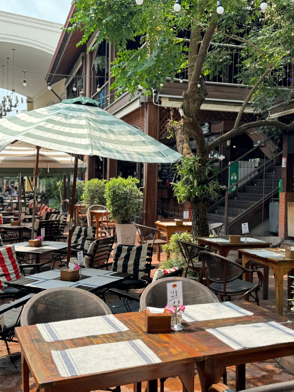 Moonshine Bar, พิซซ่าลันตา Pizza Lanta, Chart Bar, At-Mosphere Rooftop Cafe', Molly, Buddy Beer, Fu Bar, Prime Burger Khaosan, Ranee’s Restaurant, Hippie De Bar