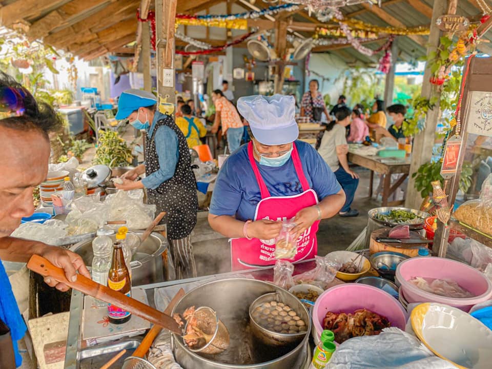 ผัดไท ท่ายาง, เจียมเลี้ยงเซี้ย, เจ๊กเม้ง ก๋วยเตี๋ยวเนื้อต้นตำรับเพชรบุรี, โอวทึ้ง นายกี๋, ครัวป้าเฉลียว, ครัวไข่มุก สะพานปลา ชะอำ, ขนมจีน ทอดมัน ท่งเชียง, พวงเพชร, ทรายทอดมัน บขส.เก่า, ข้าวแช่ป้าเอื้อน หน้ากาชาด เพชรบุรี, เจ๊แดงบางควาย, ร้านอาหารบ้านป้าองุ่น "ร้านเก่า 50 ปี", บ้านยายกับตา, ก๋วยเตี๋ยวเนื้อ &amp; ไก่ “แดงโรงฝ้าย”ตรงข้ามปั้มมานิต 