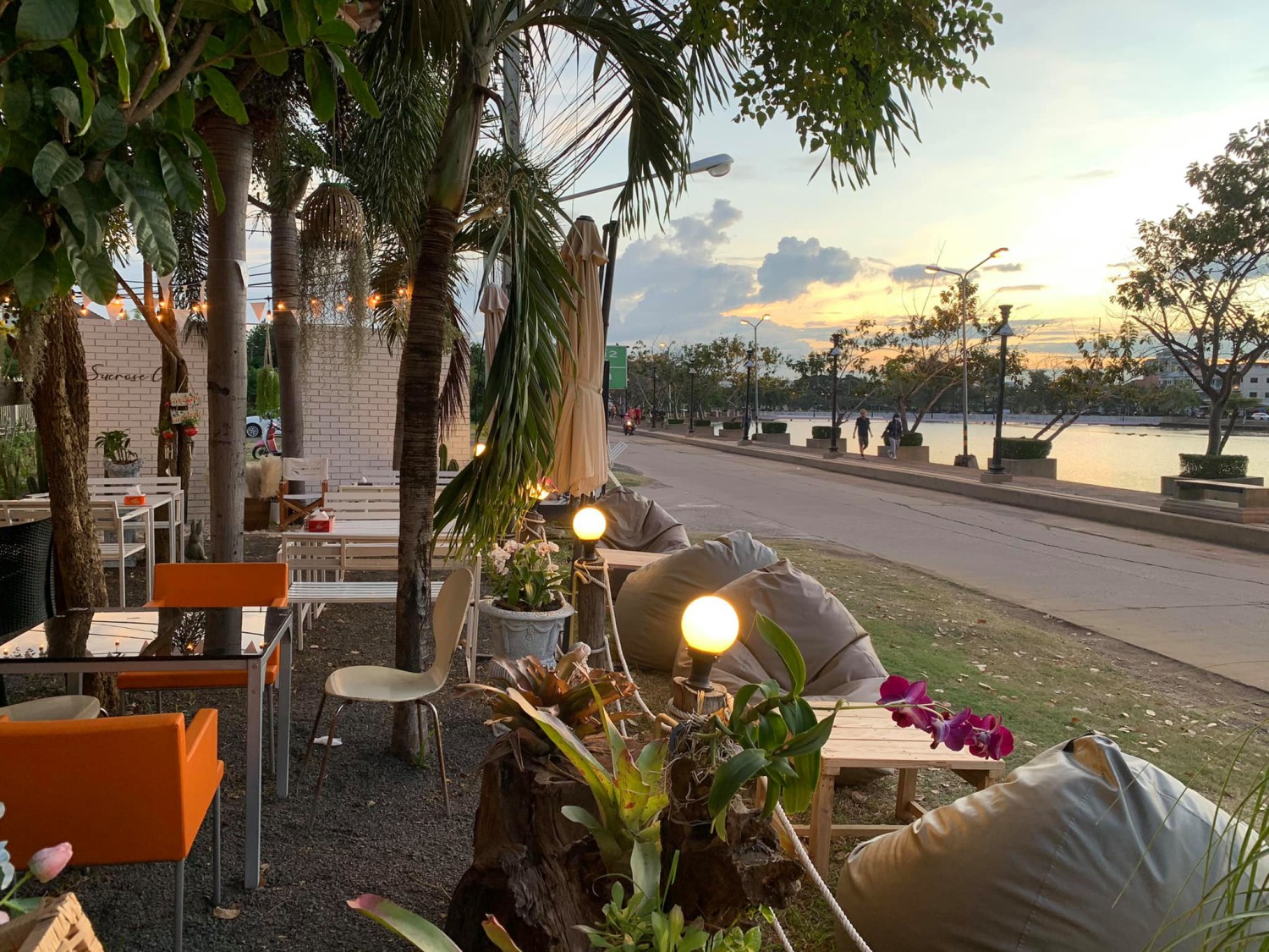 แคลิฟอร์เนียลาบก้อย &amp; เนื้อวัวสด, หลังวัง, เป็ดย่างคูเมือง, ร้านเป็ดย่างคูเมือง เปิดบริการตามปกติ ทุกวัน 08.00-18.00 น., สอบถามเพิ่มเติม โทร. 093-484-8687, จิ้งนำ ขาหมู, ไก่ย่างสีดา, มีไฮมีนา, ร้านอีสาน ประตูนำชัย, บุรีรัมย์เป็ดย่าง, ร้านอาหารตรี คาเฟ่ แอนด์ เรสเตอรองต์, สองพี่น้อง
