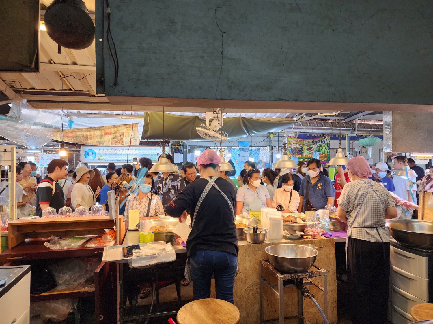 เป็ดพะโล้นายหนับ ตลาดน้ำดอนหวาย, ปังพอนด์_ดอนหวาย, ครัวบ้านเตี่ย ตลาดน้ำวัดดอนหวาย, แพสุวรรณรัตน์ ตลาดริมน้ำดอนหวาย, เป็ดพะโล้นายโอ, เพชรเบเกอรี่, ปลาต้มเค็มป้าต้อย (ตลาดดอนหวาย), ขนมชั้น แสงดาว, ตลาดริมน้ำวัดดอนหวาย จ.นครปฐม, ร้านขนมสอดไส้ผู้พัน - ตลาดน้ำดอนหวาย, ขนมหวานเจ๊โส่ย..ตลาดดอนหวาย, ศรียาภัย ไอศครีมกะทิสด, ขนมตาลป้าไข่, ขนมไทย เจิมทอง ตลาดดอนหวาย, ร้านขนมมุสลิมโบราณ786 ขนมฝักบัว, ขนมเบื้องญวน ขนมหม้อแกงถั่ว, ไข่เค็มป้ายม, นิด หมี่กรอบมันกุ้ง, ร้านกวยจั๊บนายตือ ดอนหวาย