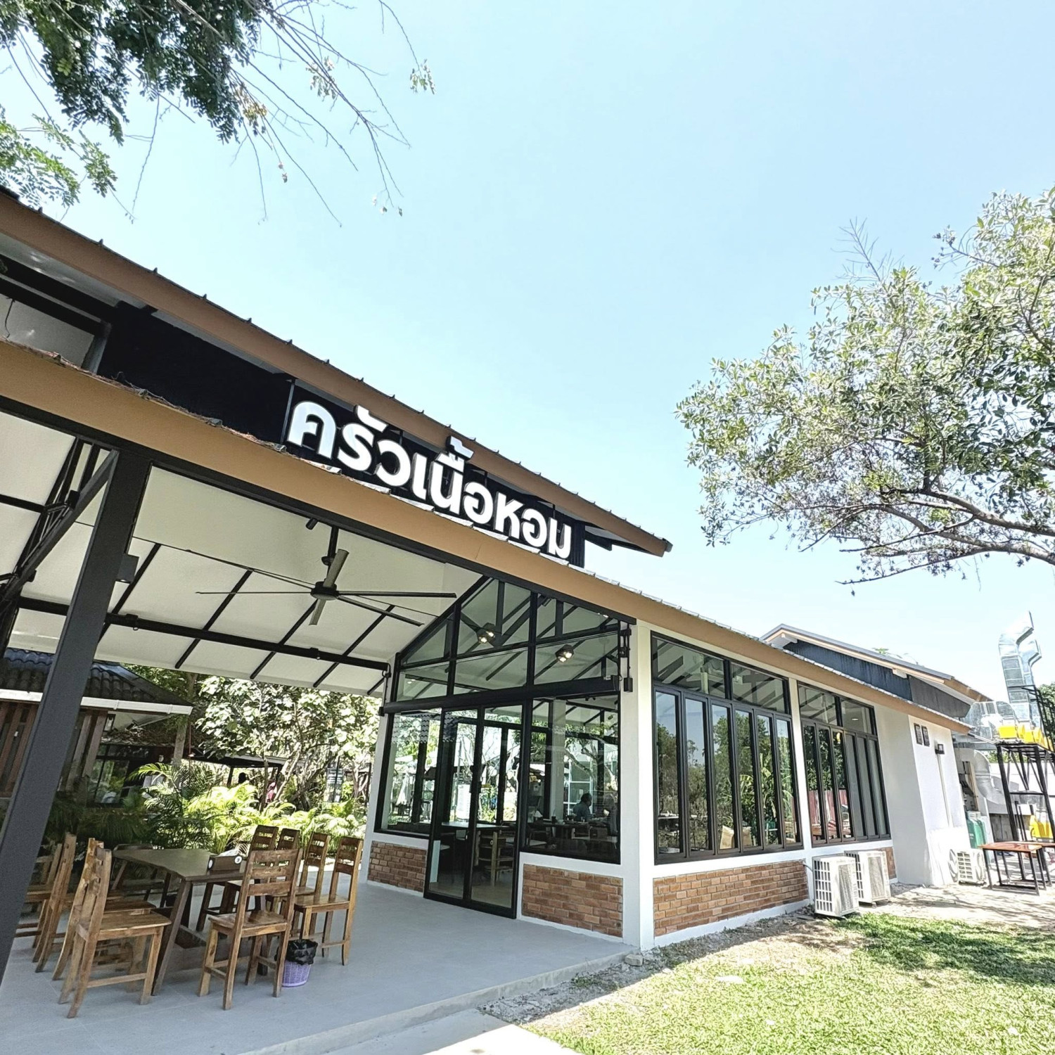 บ้านพระยาสุเรนทร์, The Riverside Restaurant Lampang, อร่อยบาทเดียว, ฮอมครัวเมือง, บะหมี่โกจือ ข้างไปรษณีย์ลำปาง, ข้าวซอยป้าบุญ ลำปาง, ข้าวมันไก่ห้าแยก, ก๋วยเตี๋ยวบ้านดง ลำปาง, ข้าวซอยอิสลาม ลำปางหนา