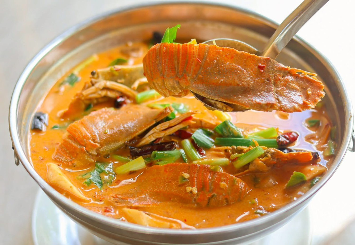 บ้านพระยาสุเรนทร์, The Riverside Restaurant Lampang, อร่อยบาทเดียว, ฮอมครัวเมือง, บะหมี่โกจือ ข้างไปรษณีย์ลำปาง, ข้าวซอยป้าบุญ ลำปาง, ข้าวมันไก่ห้าแยก, ก๋วยเตี๋ยวบ้านดง ลำปาง, ข้าวซอยอิสลาม ลำปางหนา