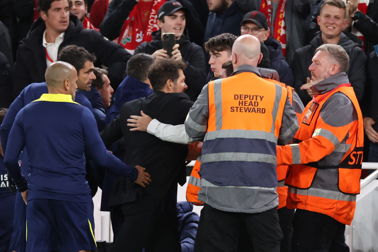 Diego Simeone terlibat adu mulut dengan fans Liverpool