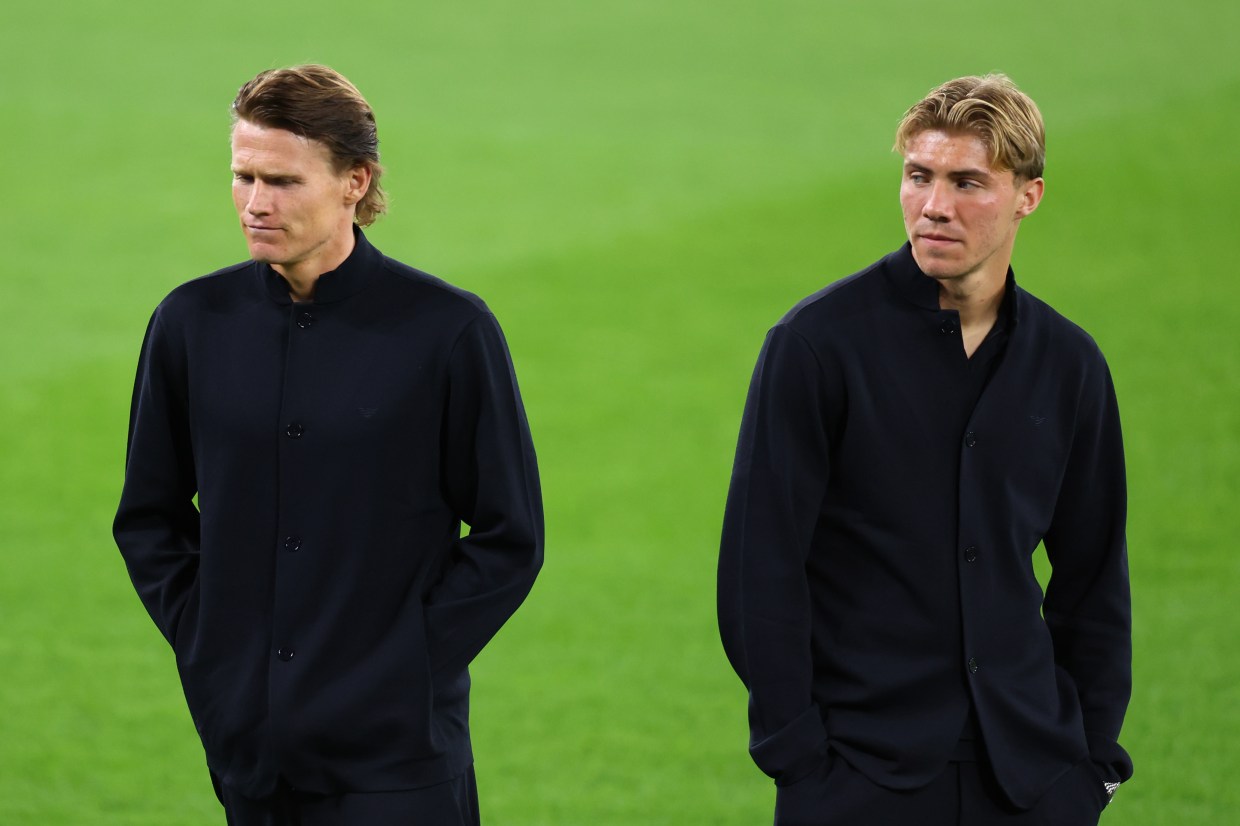 Rasmus Hojlund dan Scott McTominay saat memeriksa Etihad Stadium