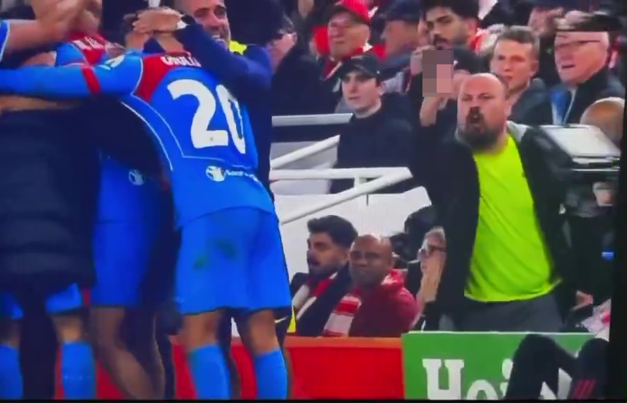Jonathan Poulter saat bersikap tak senonoh ke Diego Simeone