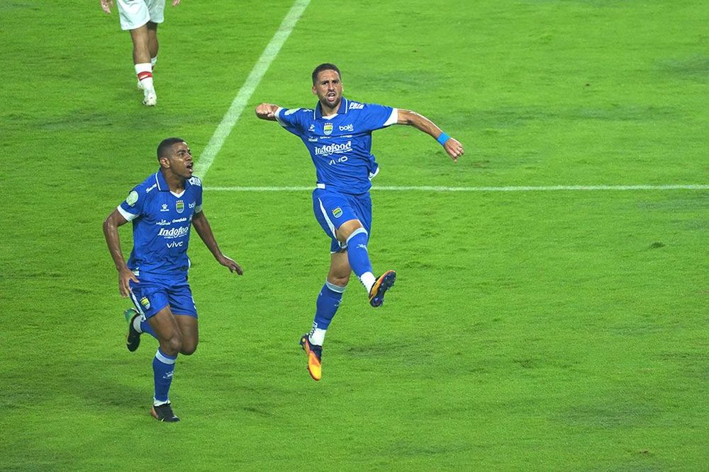 Persib harus bermain dengan 10 orang saat melawan Persis Solo