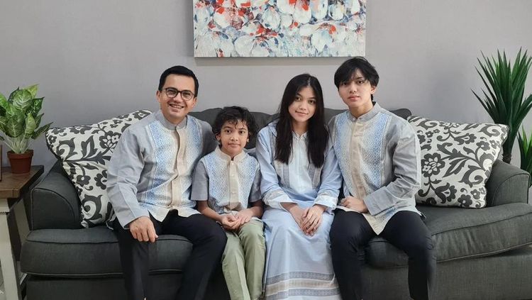 Ezzar Raditya Gunawan anak Sahrul Gunawan, 1. Ikut Tren Pakai Skincare Anti Aging, Bocah 13 Th Nyaris Alami Kebutaan, 2. Tanda-tanda Anak Alami Stres & Cara Mengatasinya, Bunda Perlu Tahu, 3. Bikin Bangga! Ezzar Putra Sulung Sahrul Gunawan Berhasil Masuk UGM, Intip Potretnya, 4. Alasan Pesinetron Fendy Chow dan Istri Tak Mau Bepergian Satu Pesawat Bareng, 5. 5 Potret Shin Se Kyung Model MV Jin BTS, Artis Korea yang Jago Baking Kue
