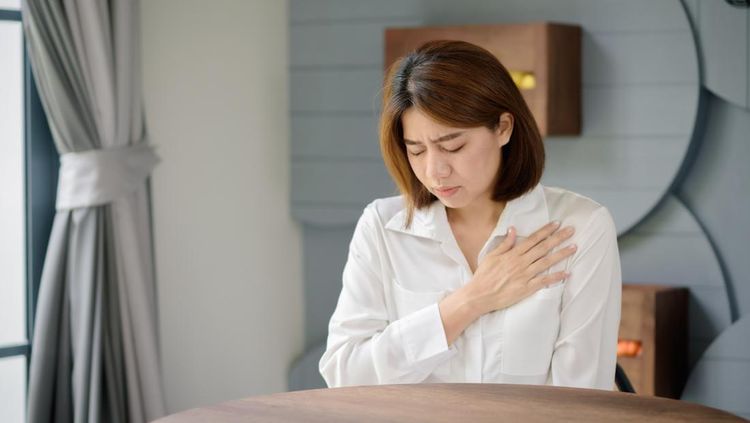 An Asian woman clutched her chest due to suffering from a sudden heart attack&amp;period;, 1. Kanker ovarium, 2. Kanker payudara, 3. Diabetes melitus, 4. Osteoporosis, 5. Penyakit jantung